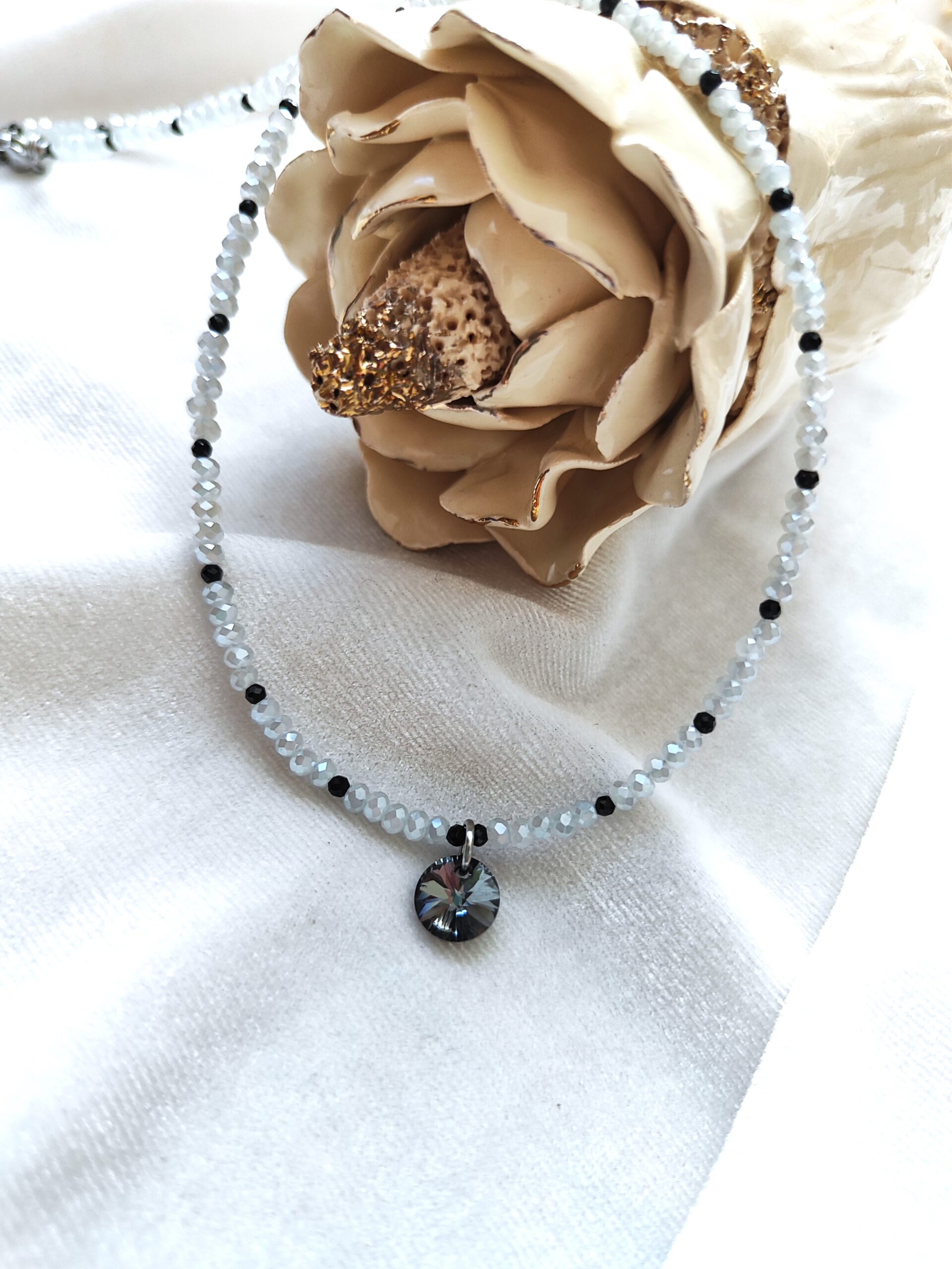 Smulkus, pilkos spalvos vėrinys