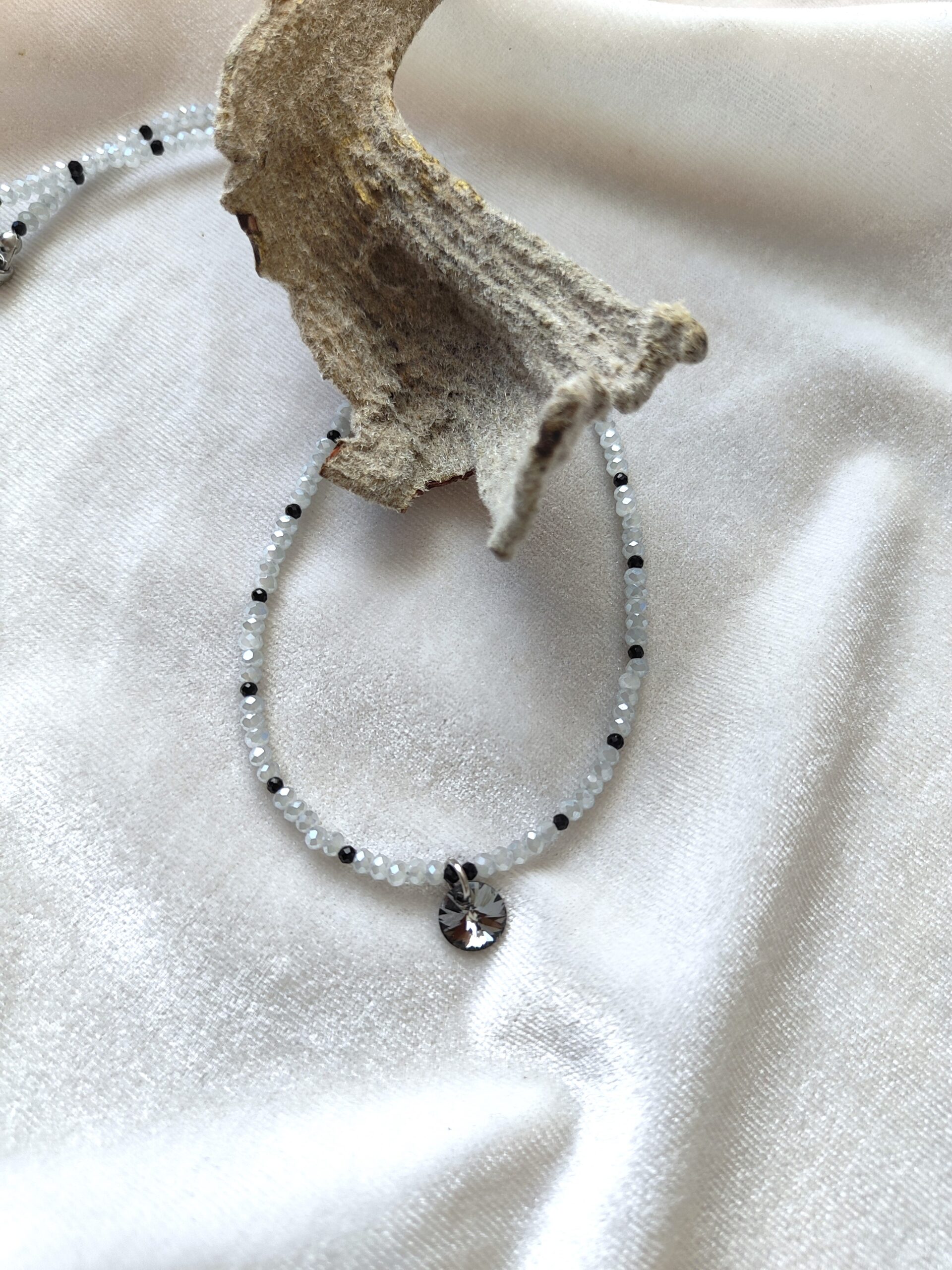 Smulkus, pilkos spalvos vėrinys