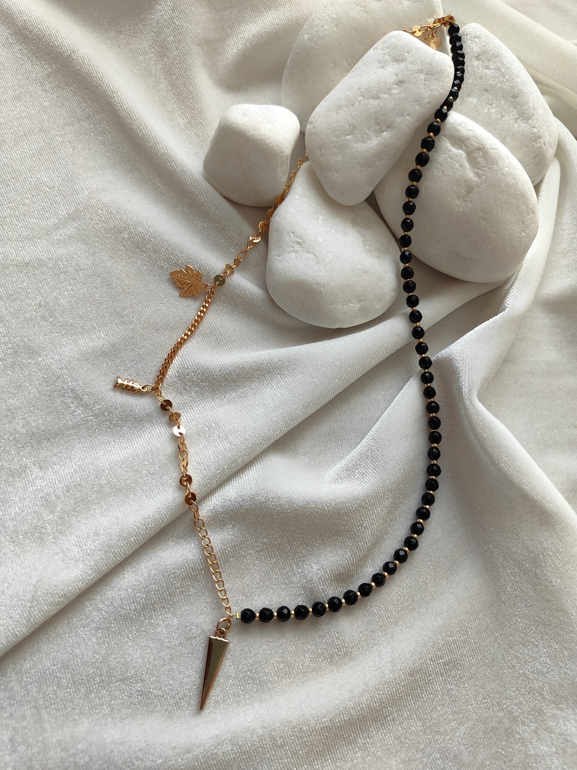 Juodos ir auksinės spalvos vėrinys