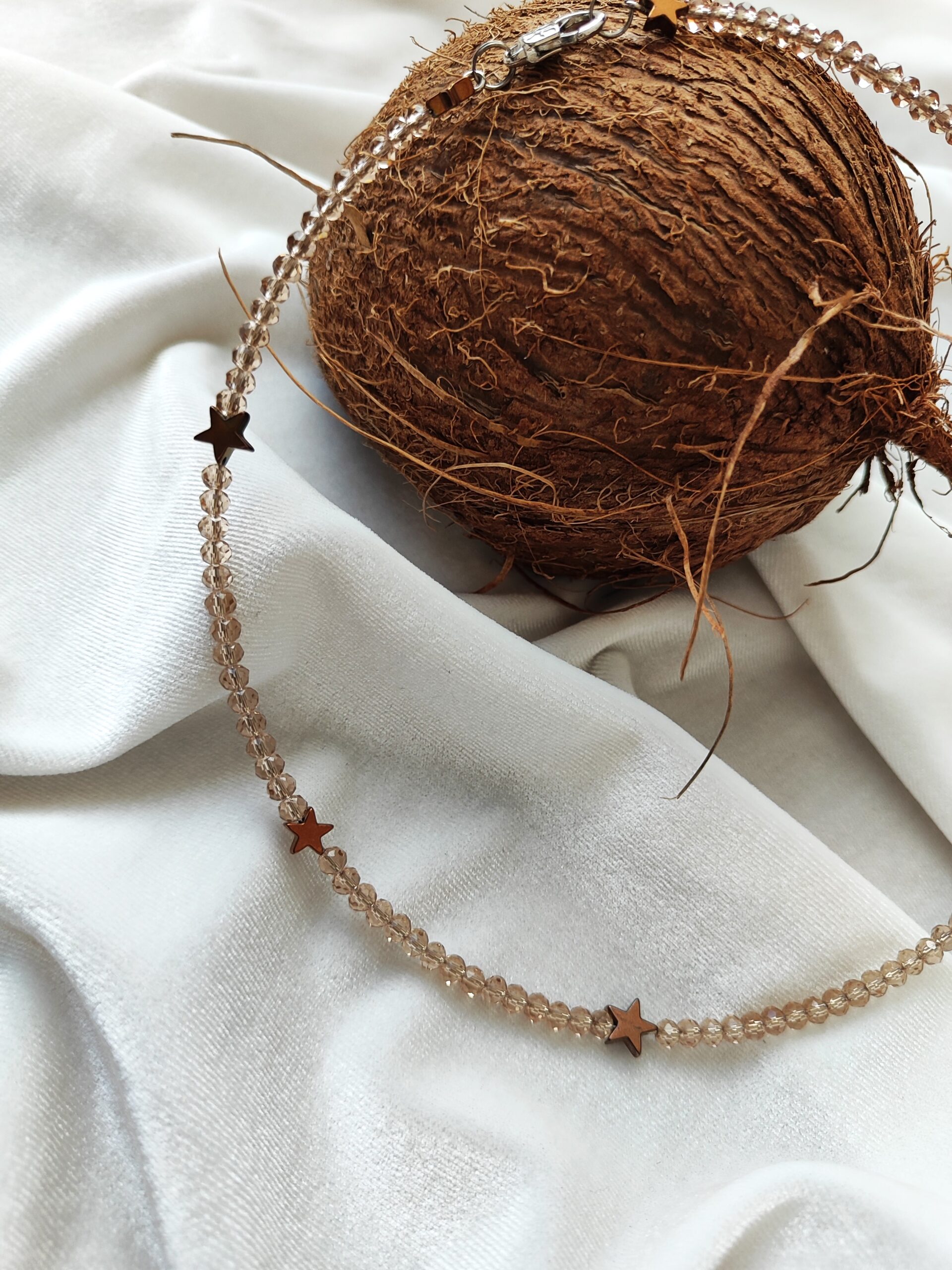 Rusvas vėrinys su žvaigždėmis