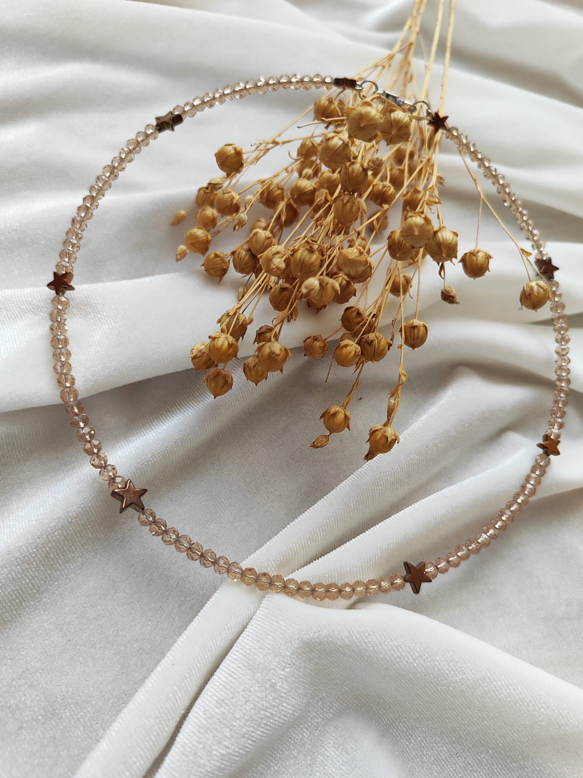 Rusvas vėrinys su žvaigždėmis