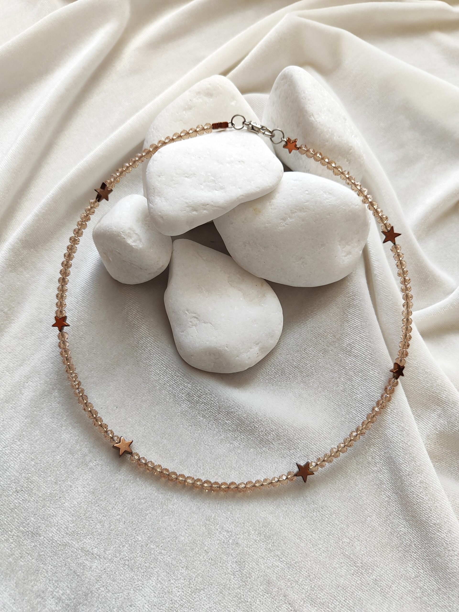 Rusvas vėrinys su žvaigždėmis