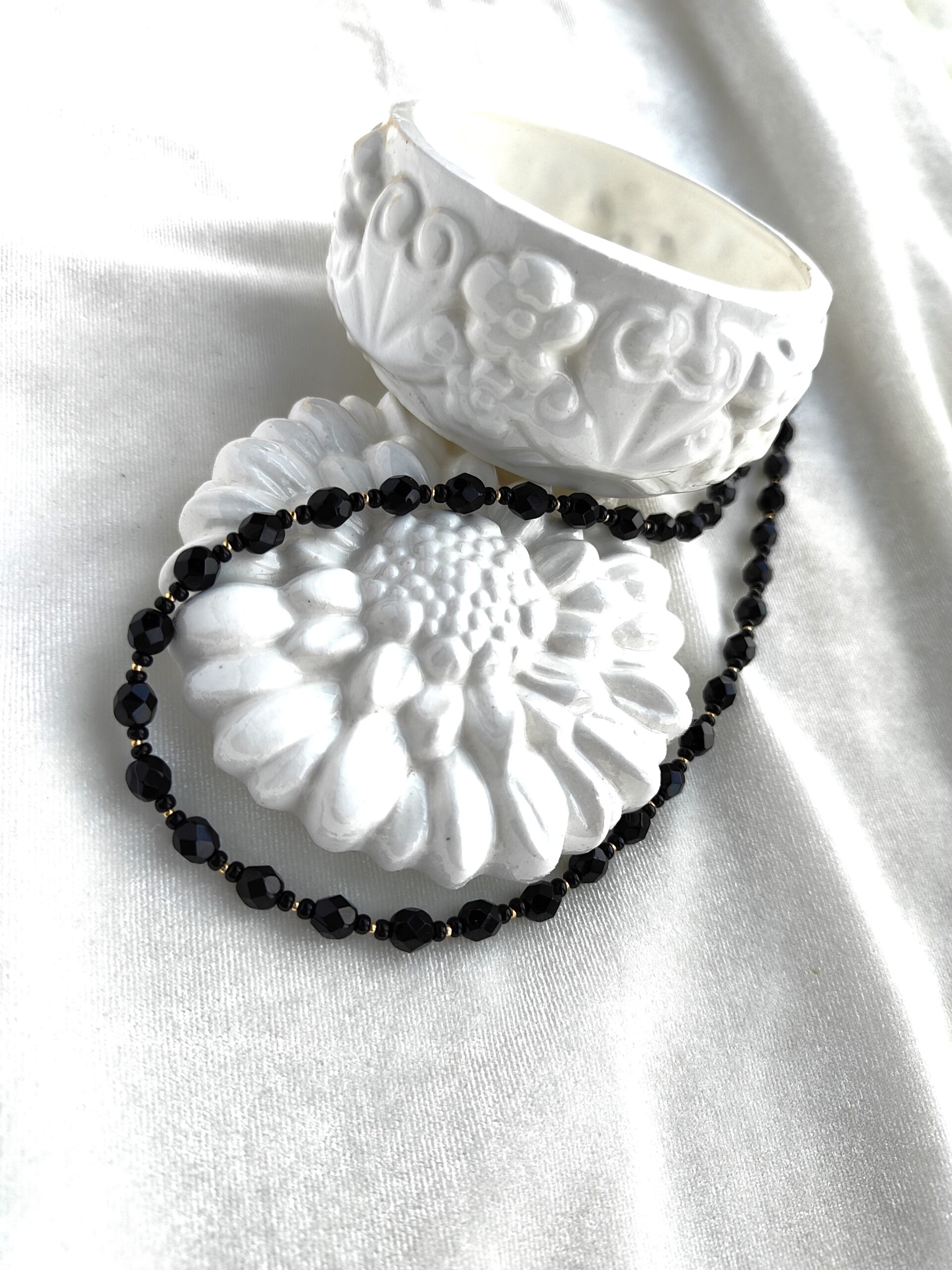 Juodo stiklo vėrinys