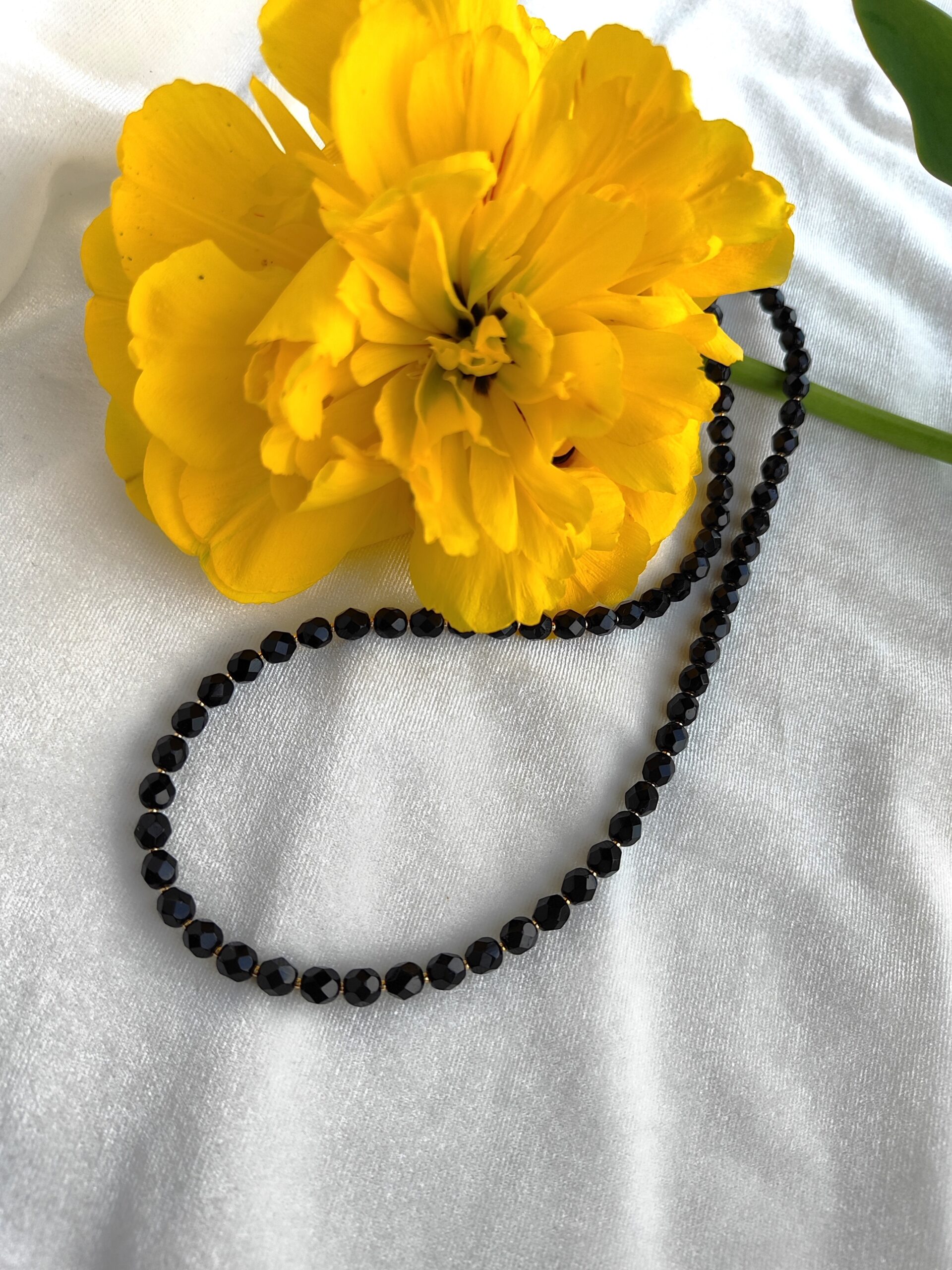 Stilingas juodas vėrinys