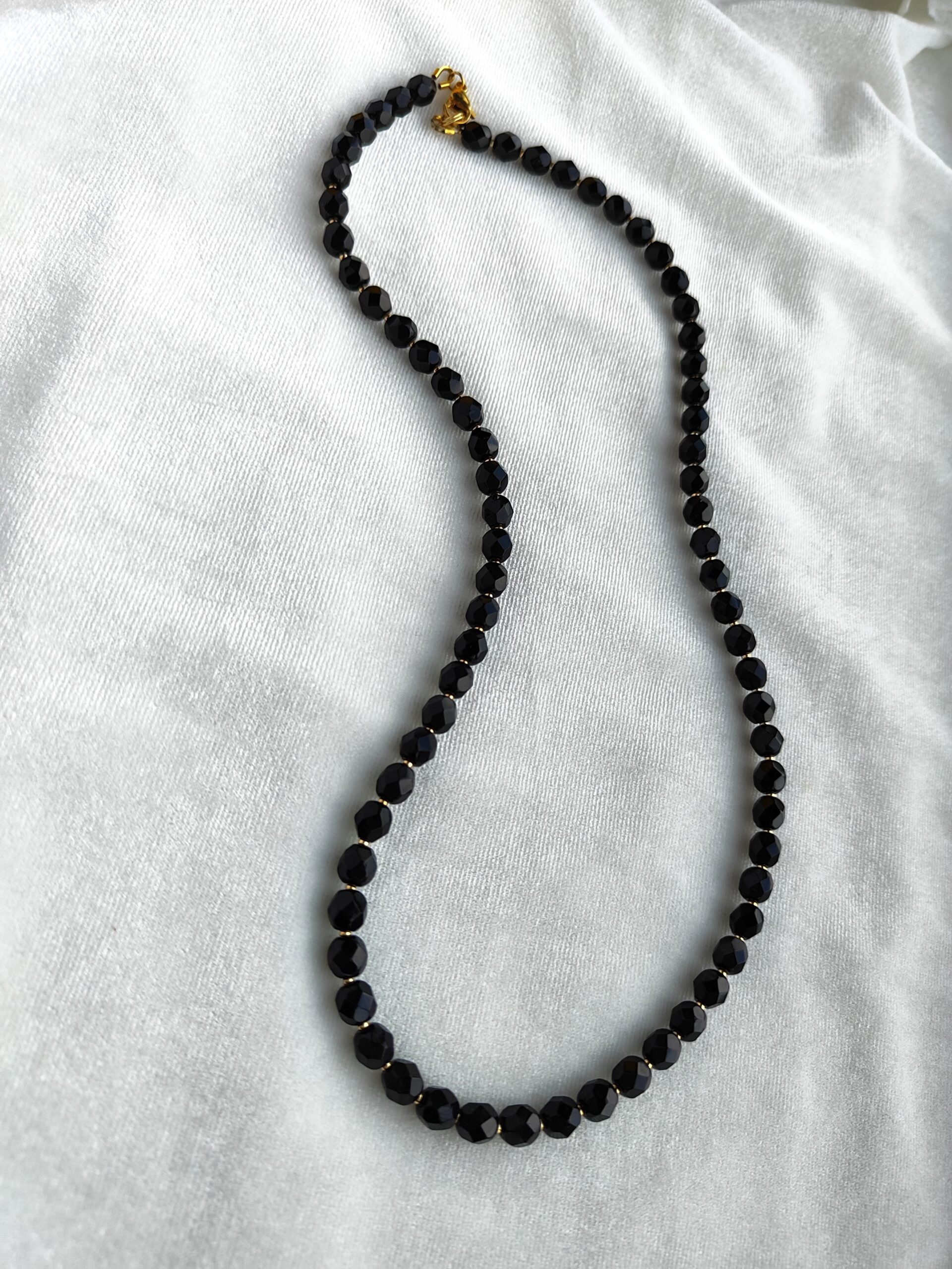 Stilingas juodas vėrinys