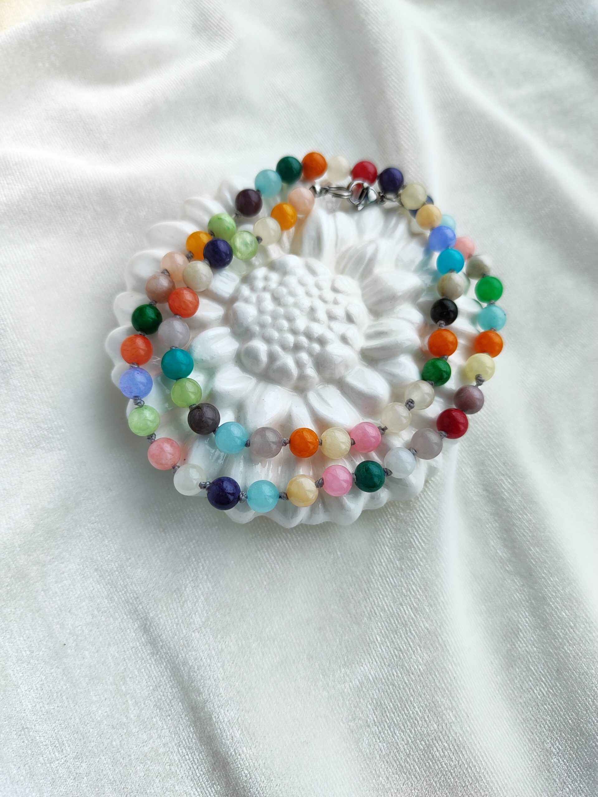 Spalvoto žadeito vėrinys