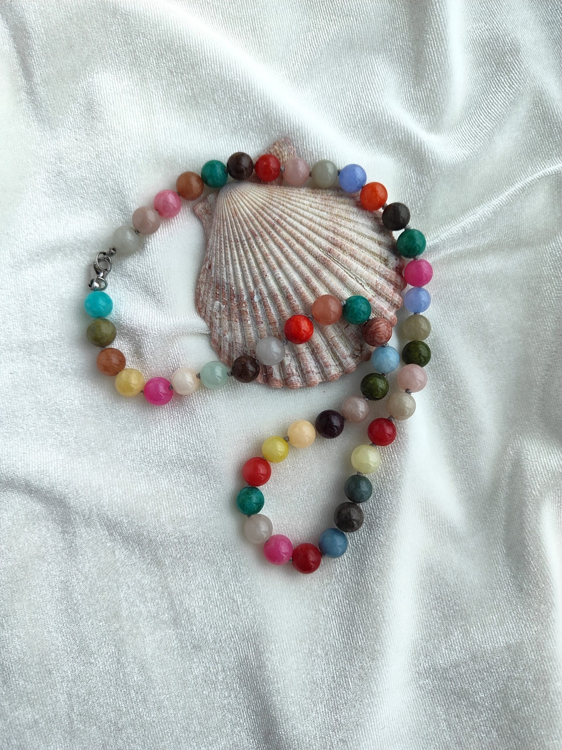 Spalvoto žadeito vėrinys