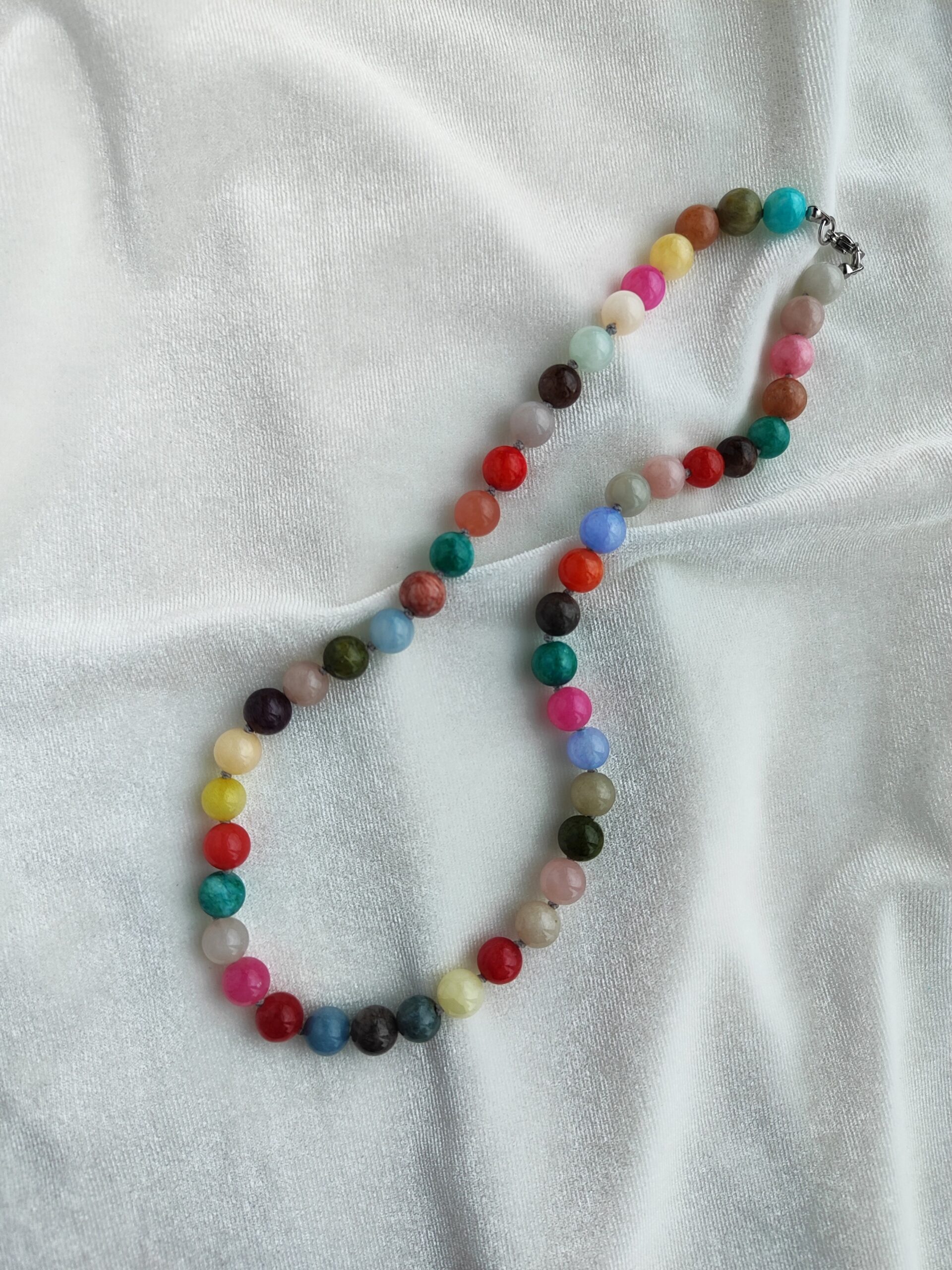 Spalvoto žadeito vėrinys