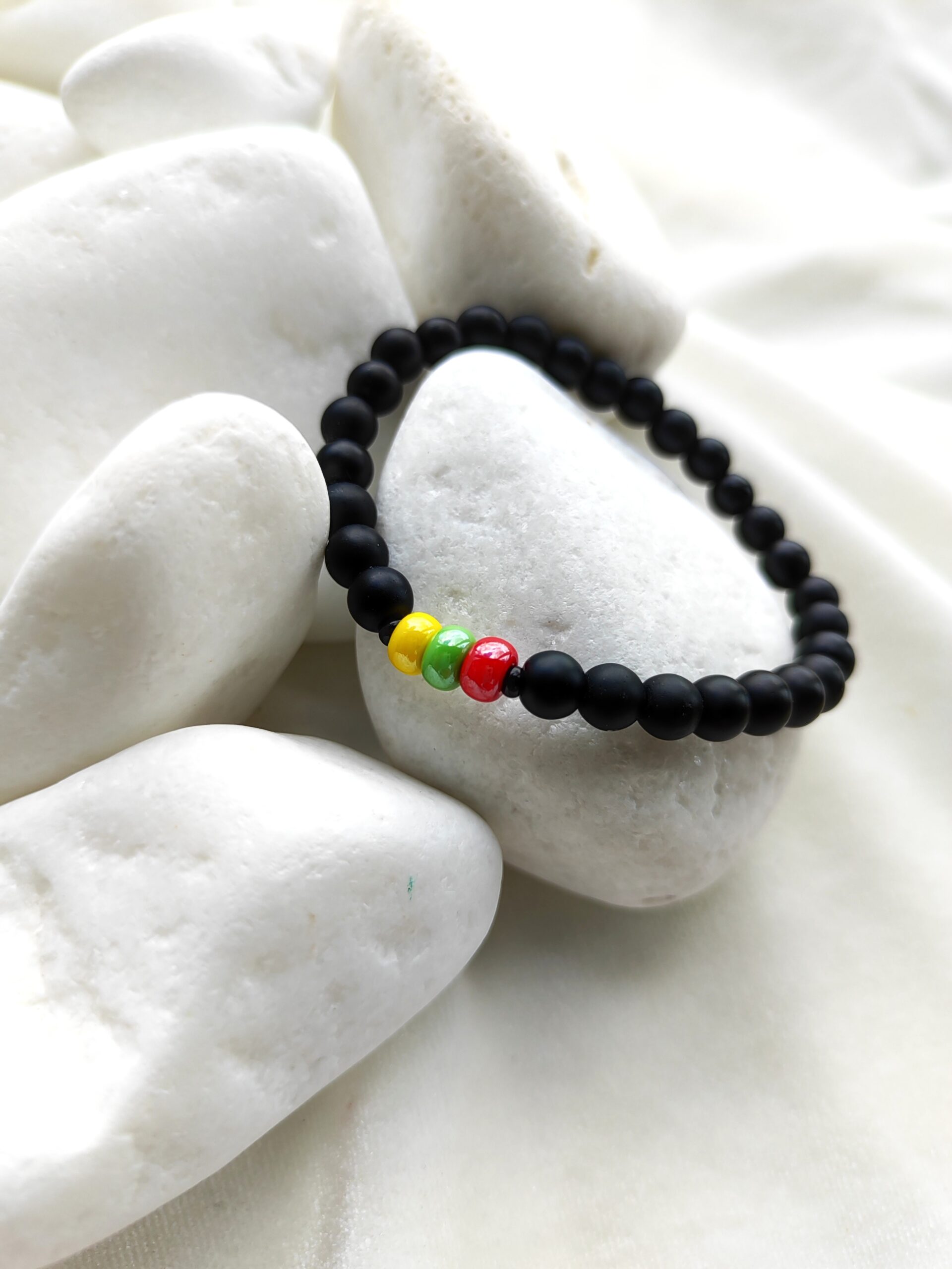 Trispalvė apyrankė