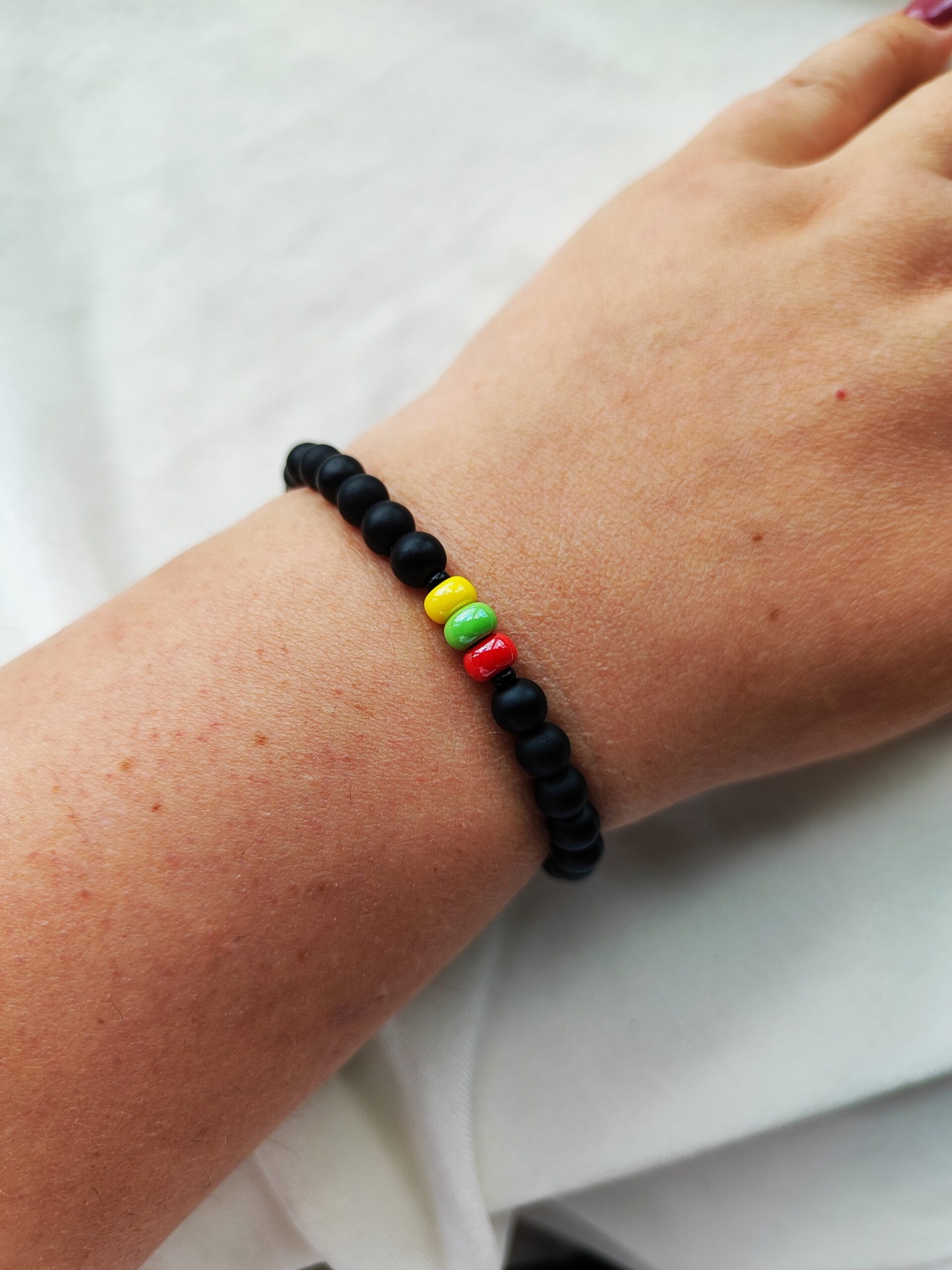 Trispalvė apyrankė