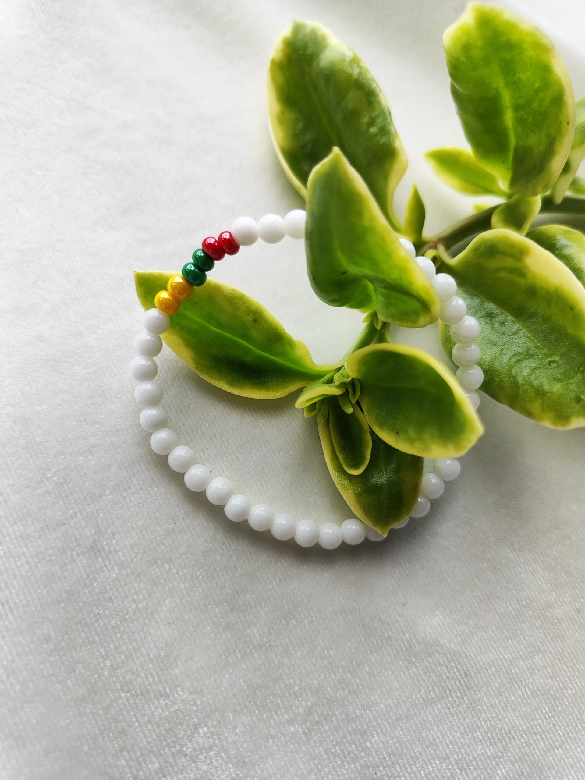 Trispalvė apyrankė