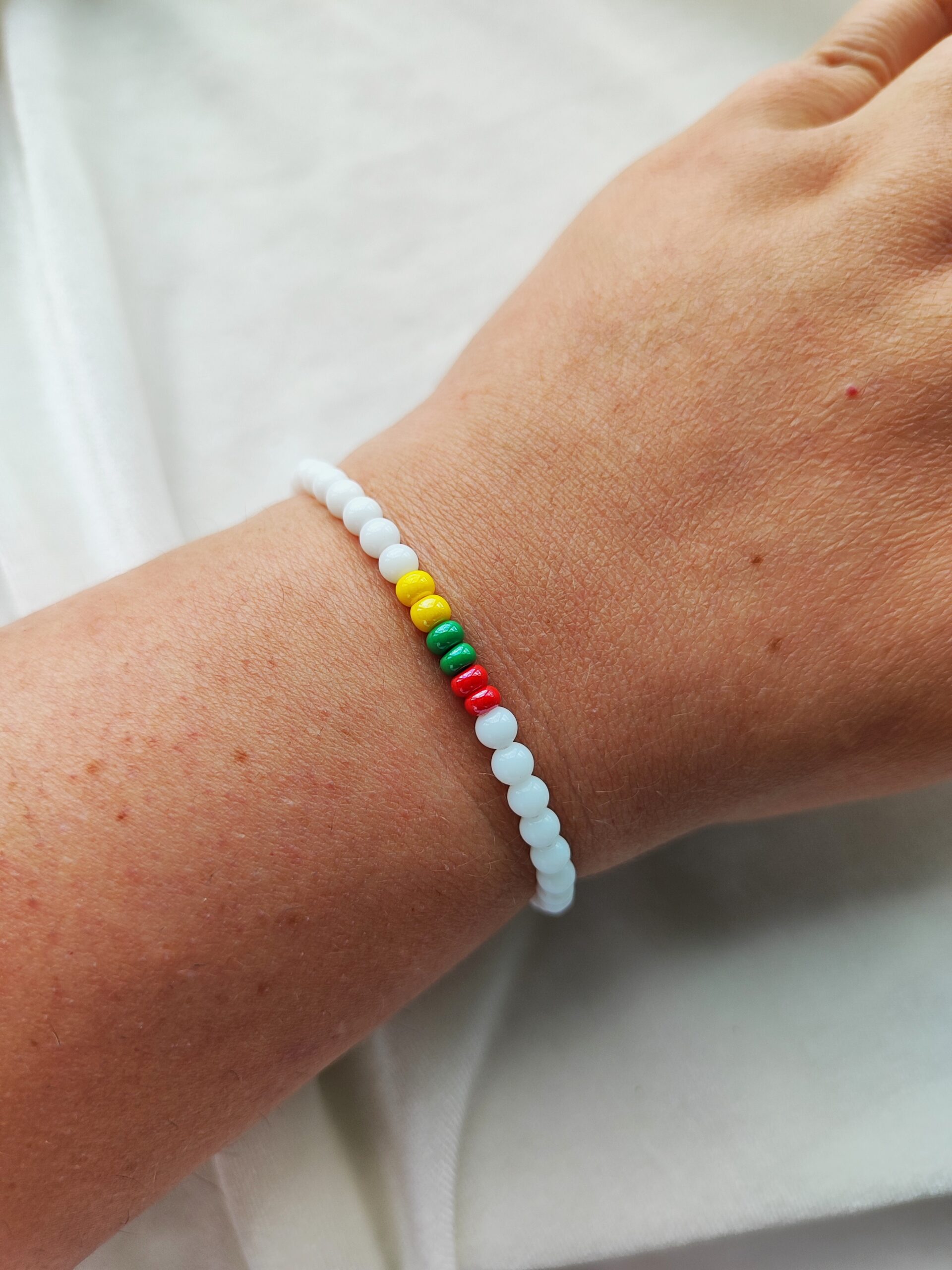 Trispalvė apyrankė