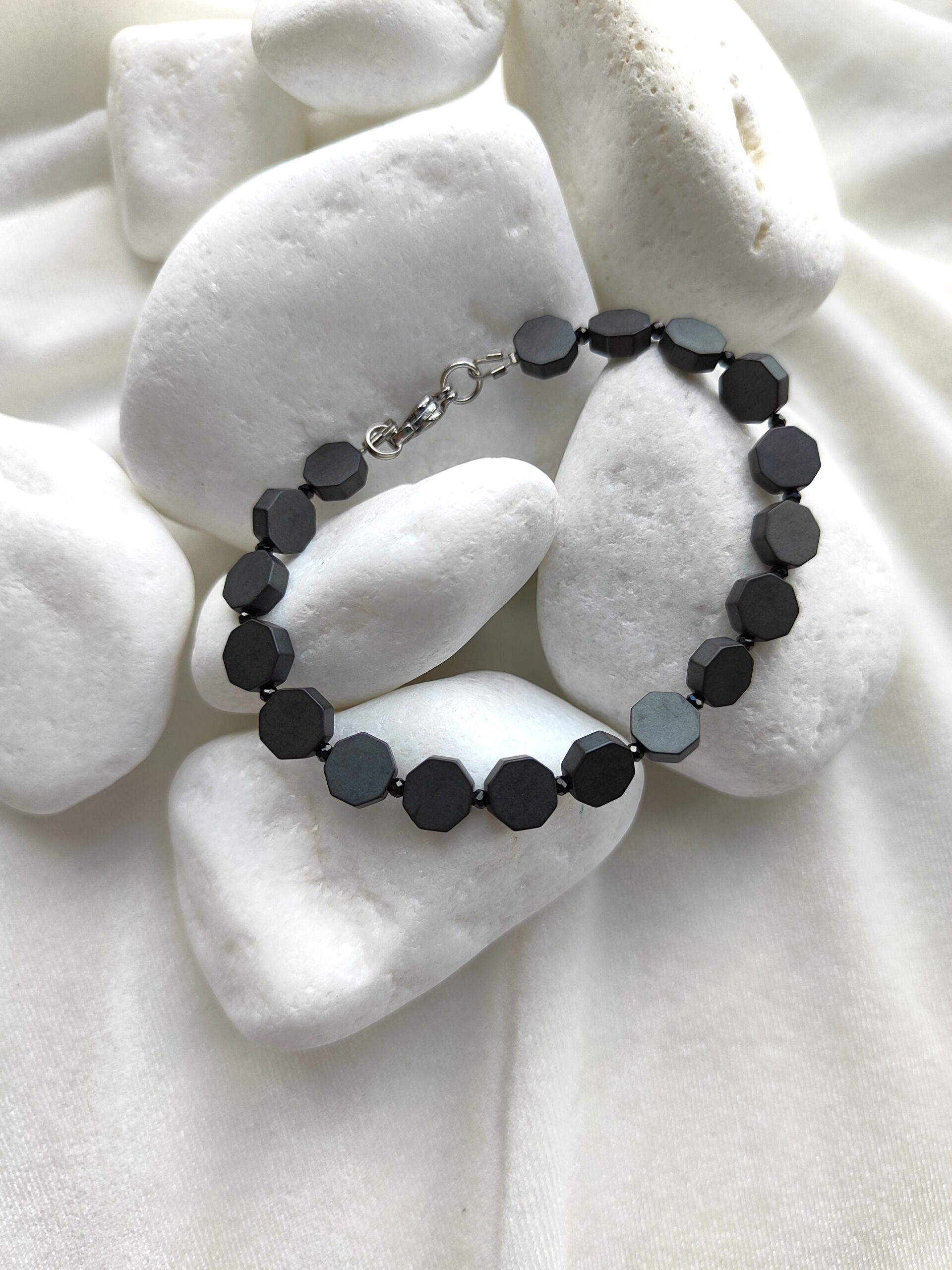 Vienetinė hematito apyrankė