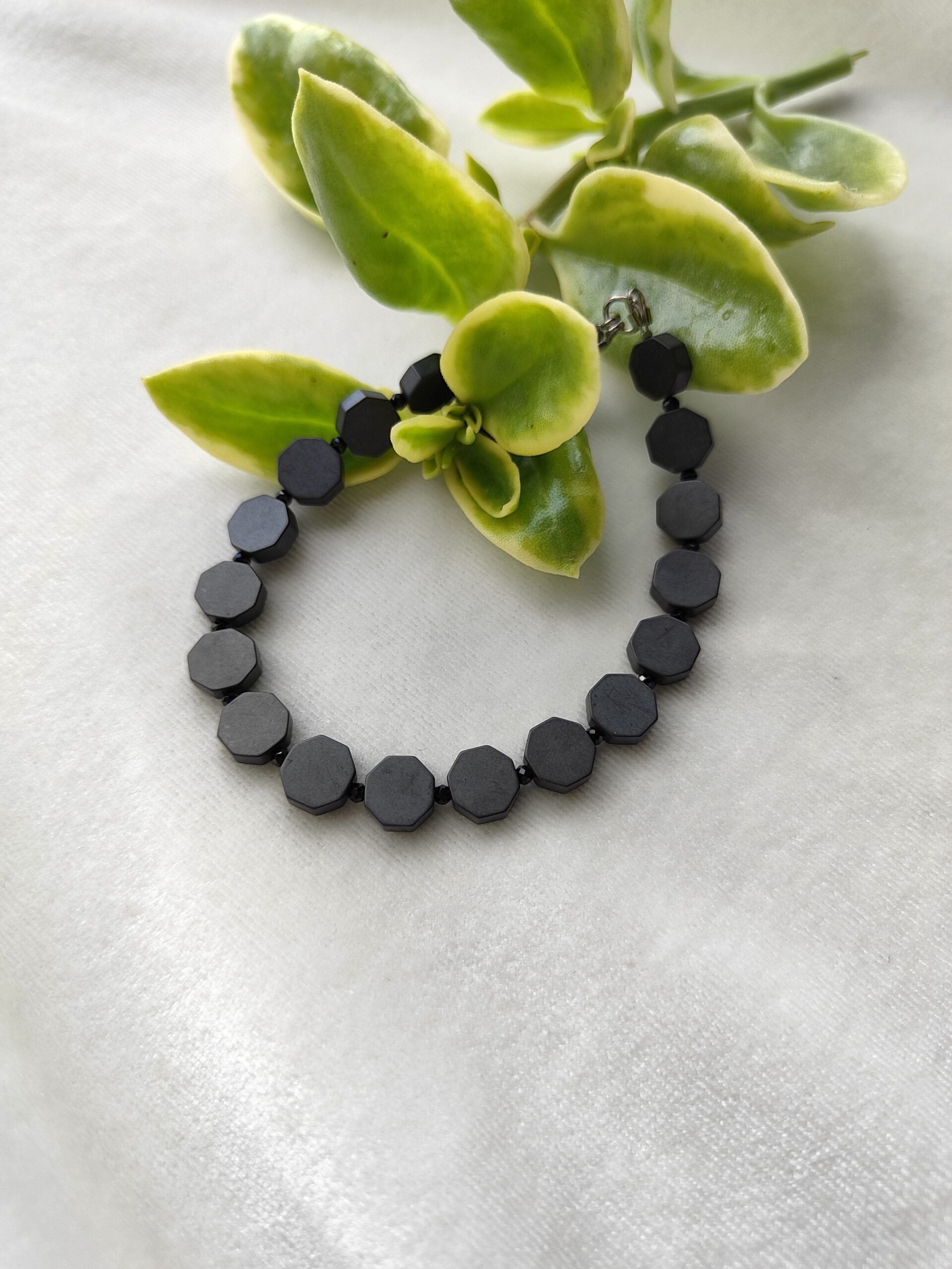 Vienetinė hematito apyrankė