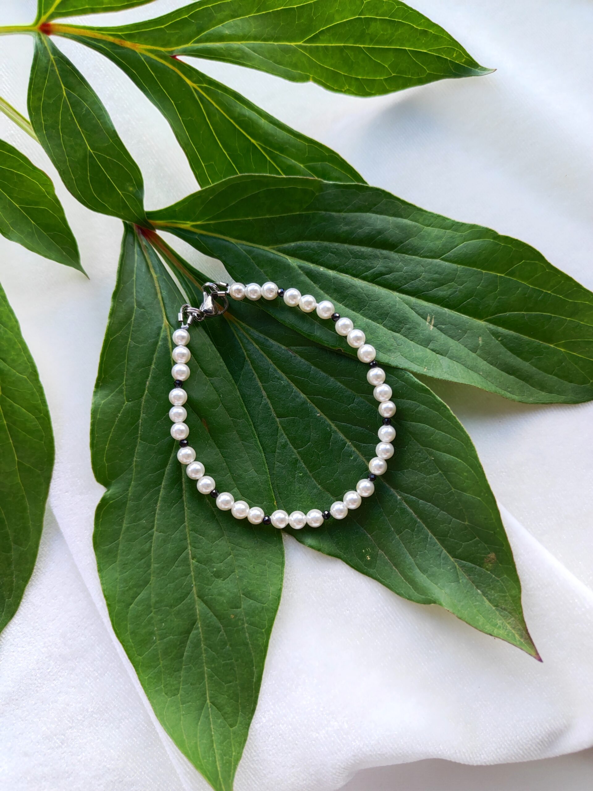 Perliukų apyrankė su špineliu