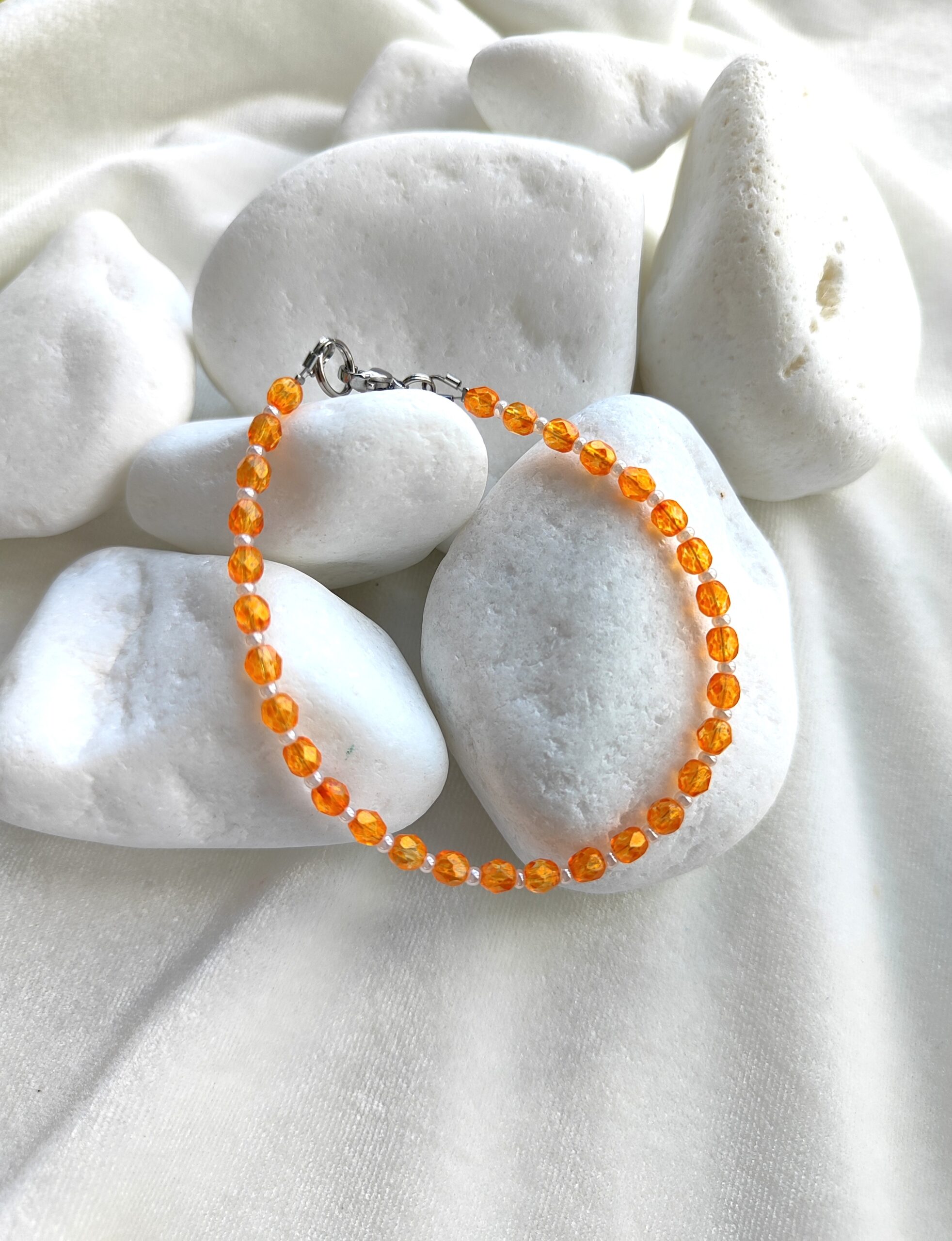 Oranžinės spalvos čekiško stiklo apyrankė