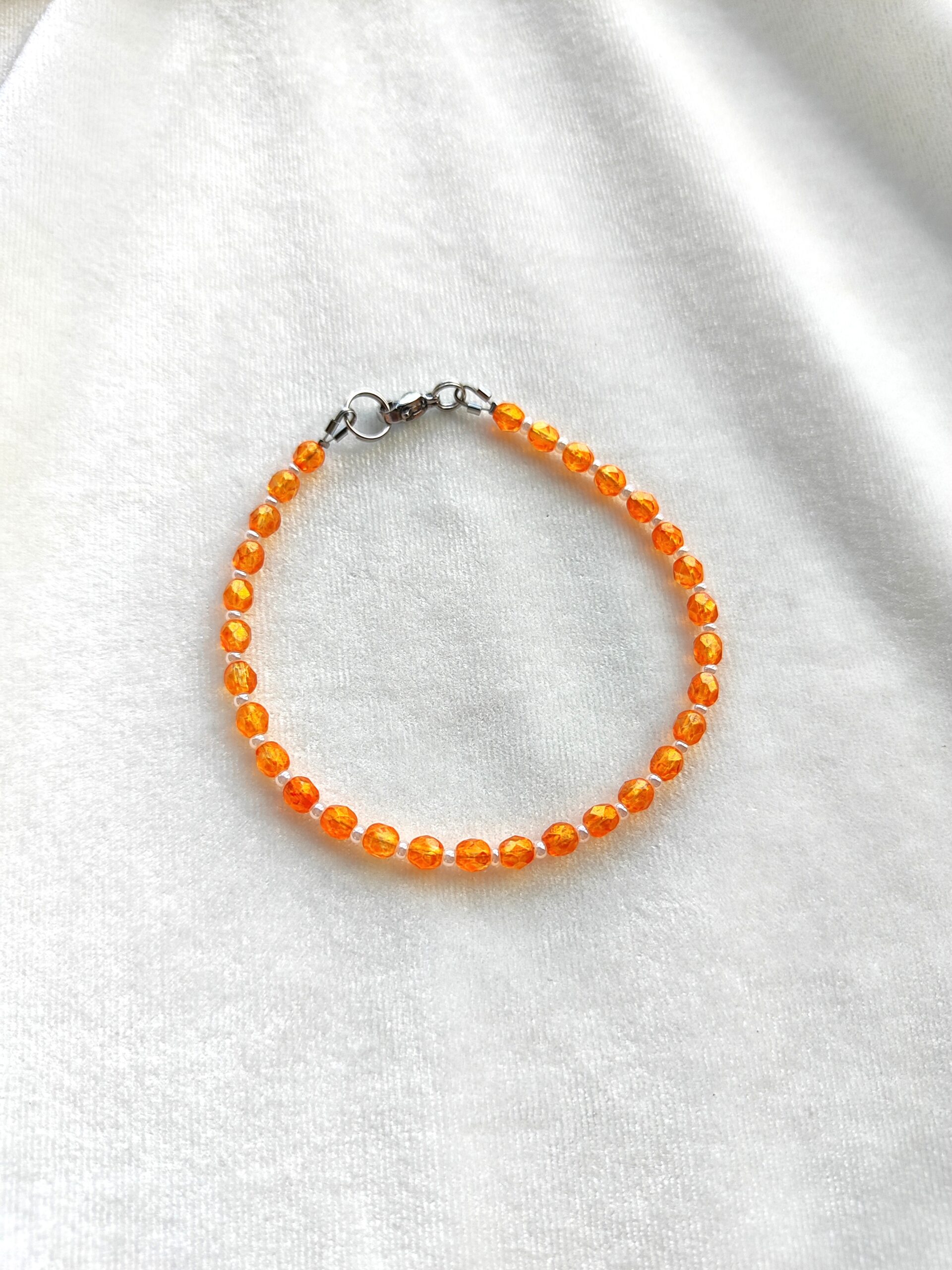 Oranžinės spalvos čekiško stiklo apyrankė