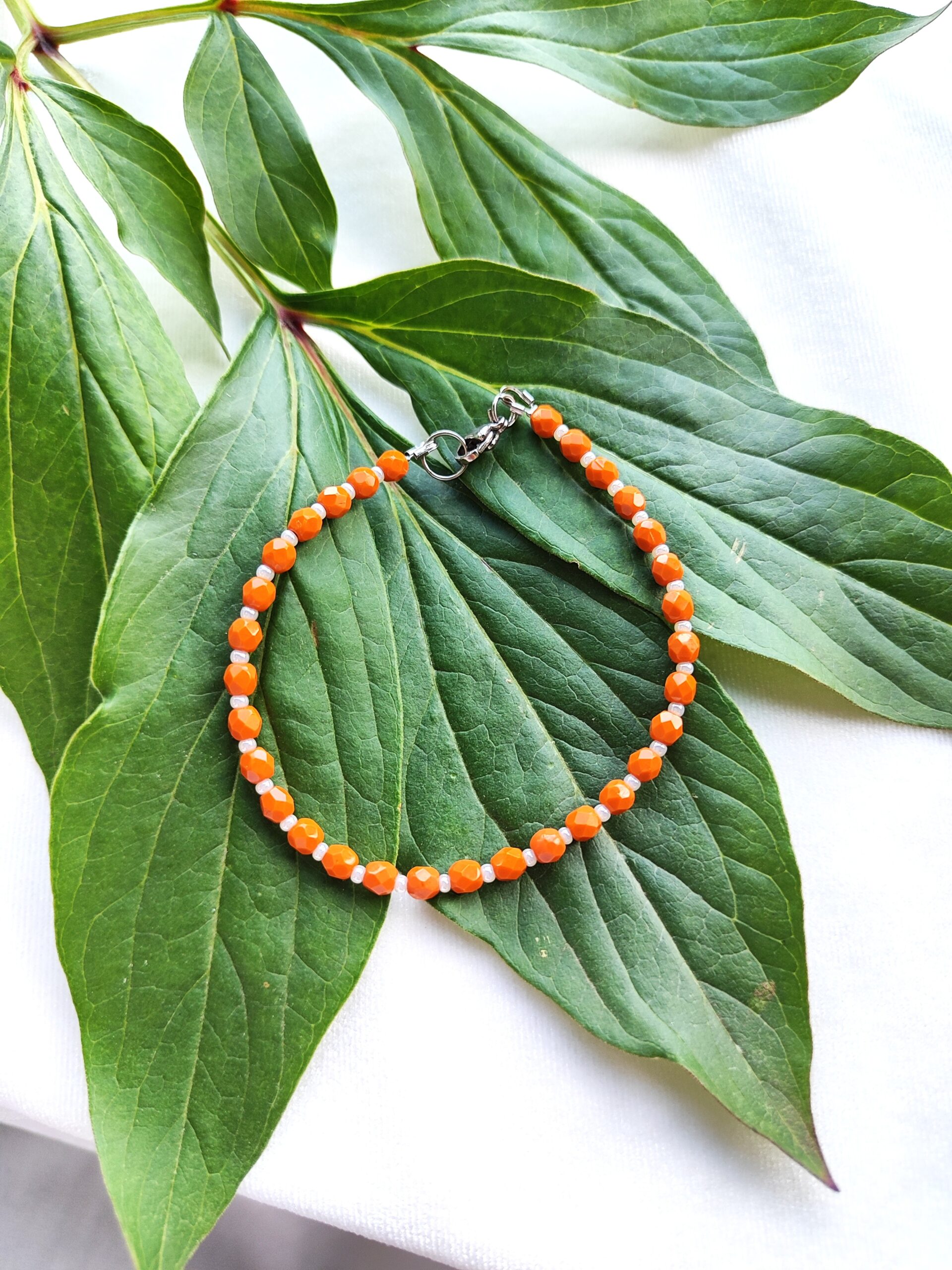 Smulki, čekiško stiklo apyrankė