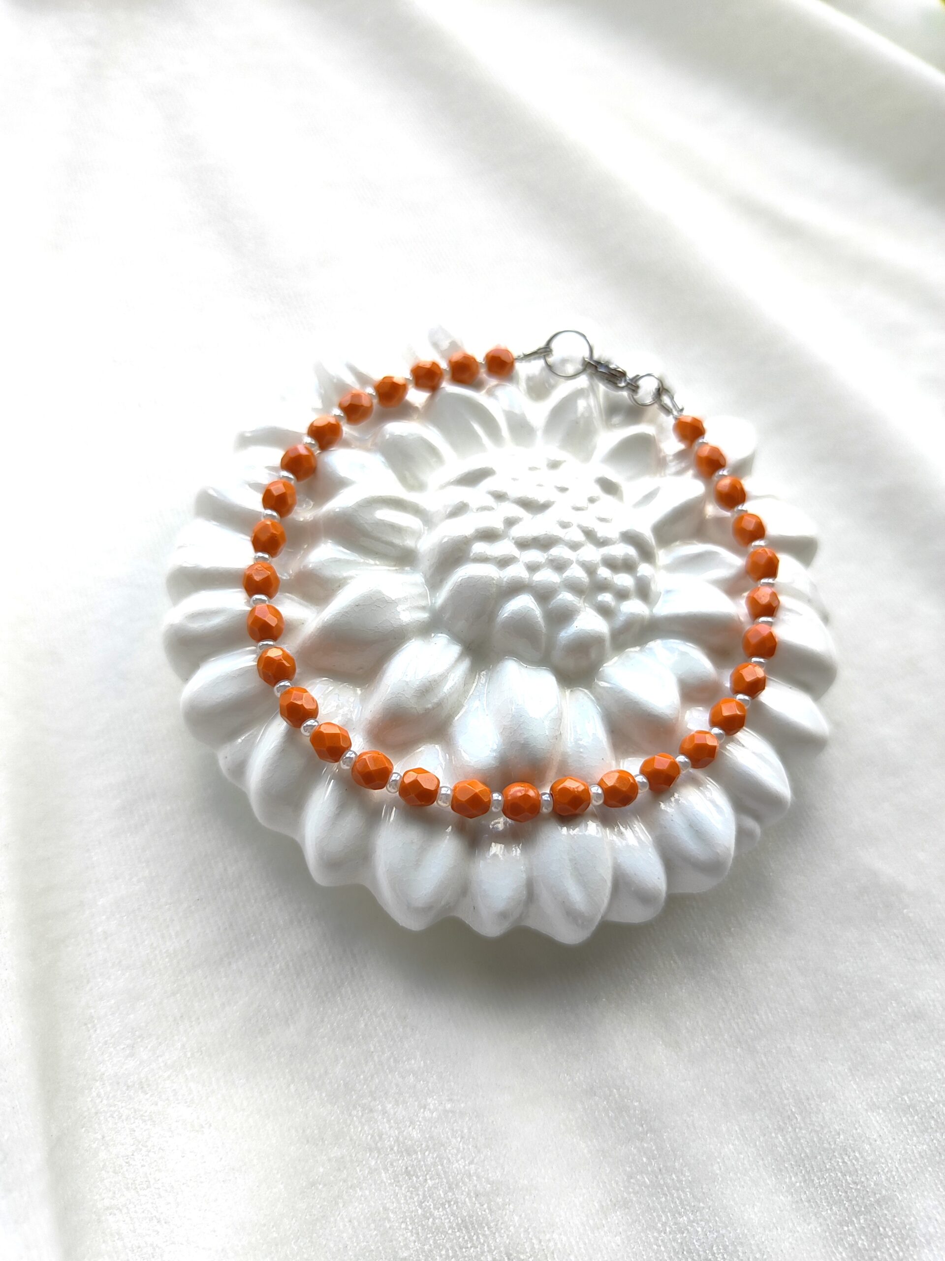 Smulki, čekiško stiklo apyrankė