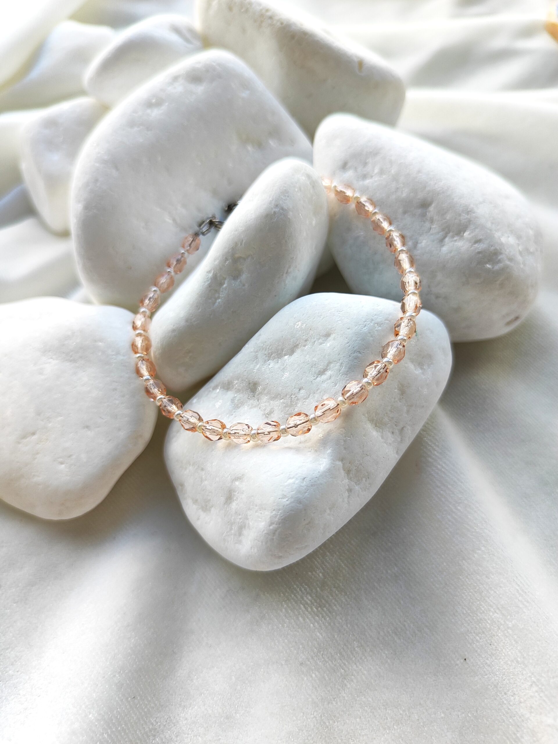 Švelnios spalvos čekiško stiklo apyrankė