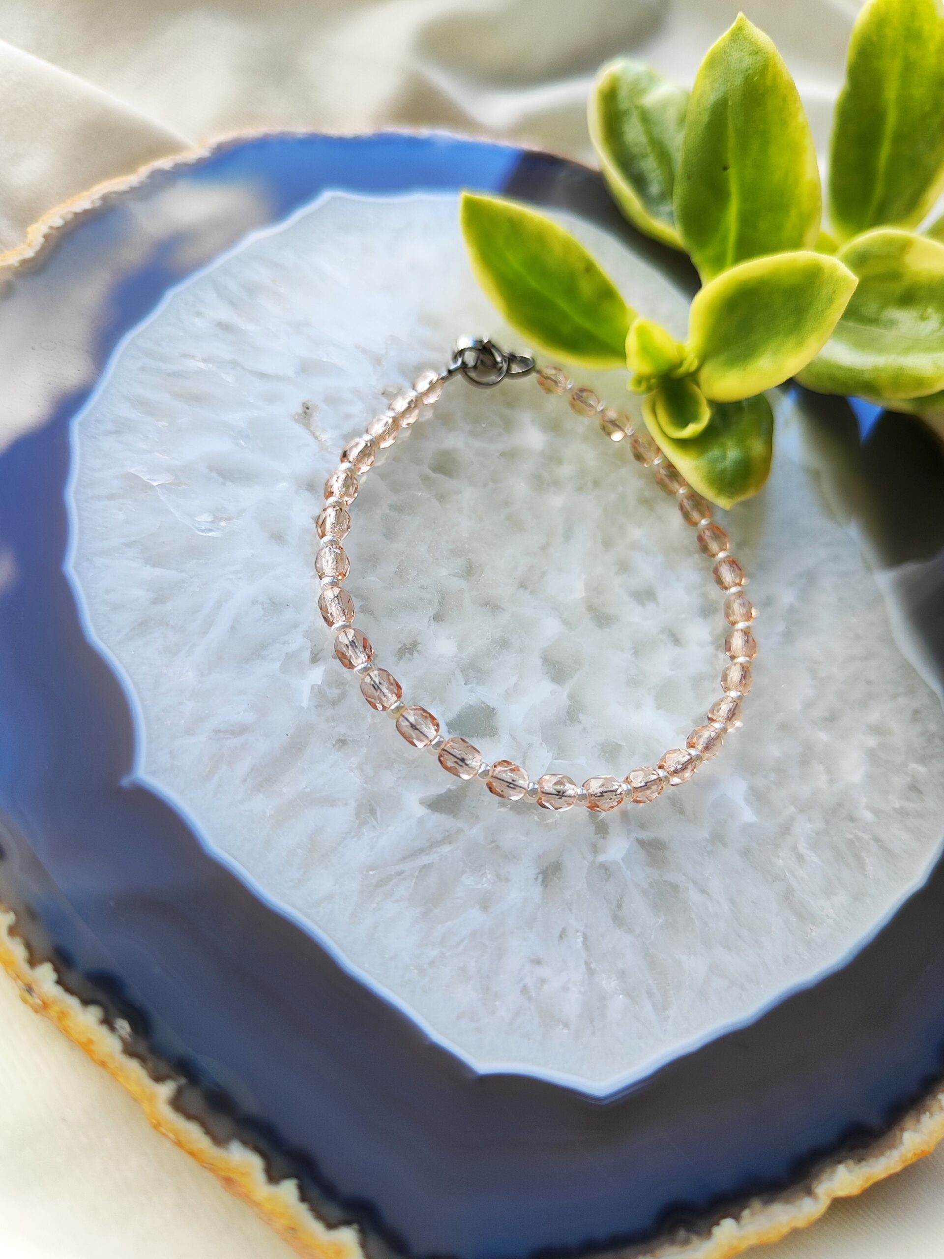 Švelnios spalvos čekiško stiklo apyrankė