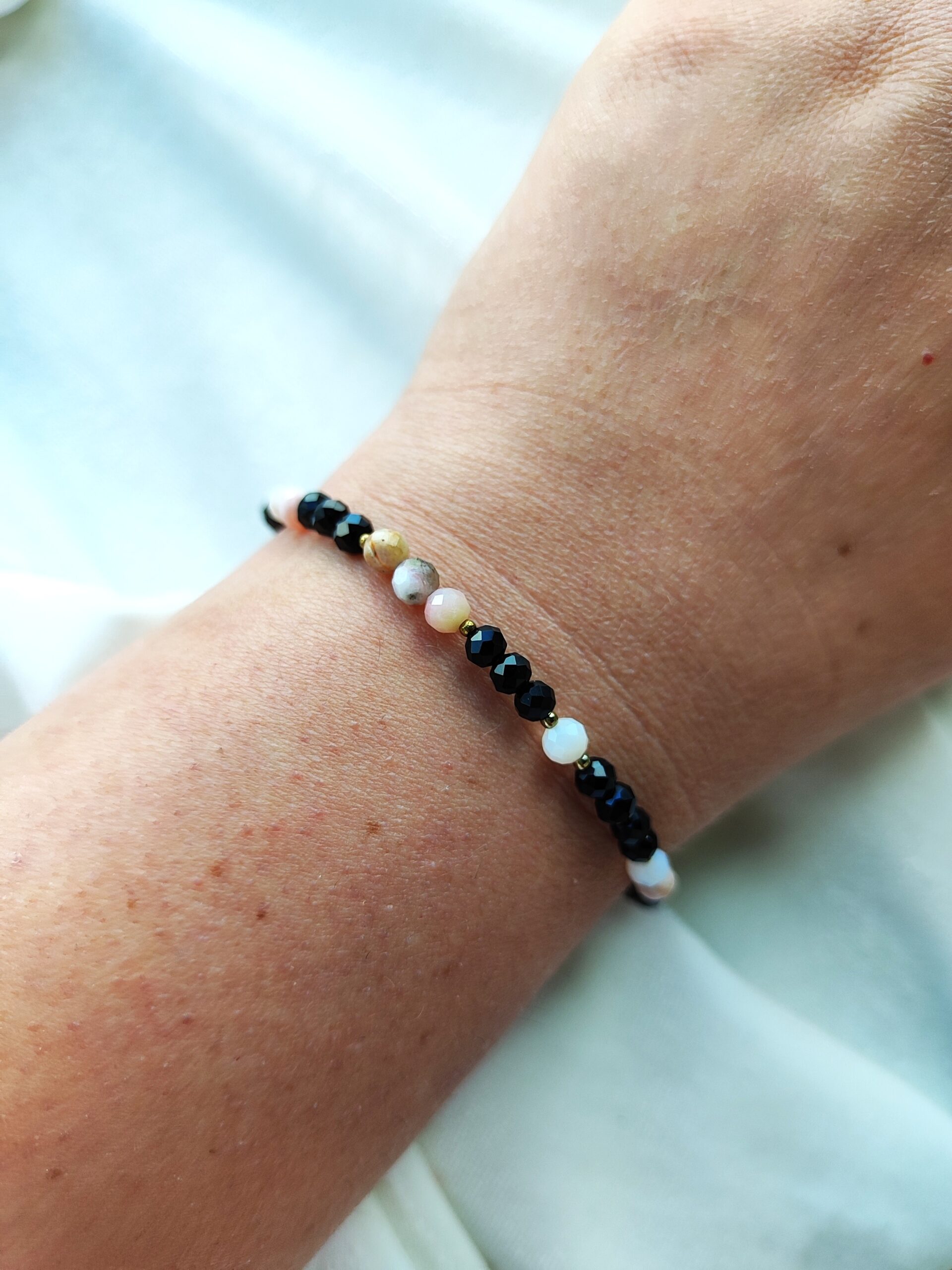 Opalo ir špinelio apyrankė