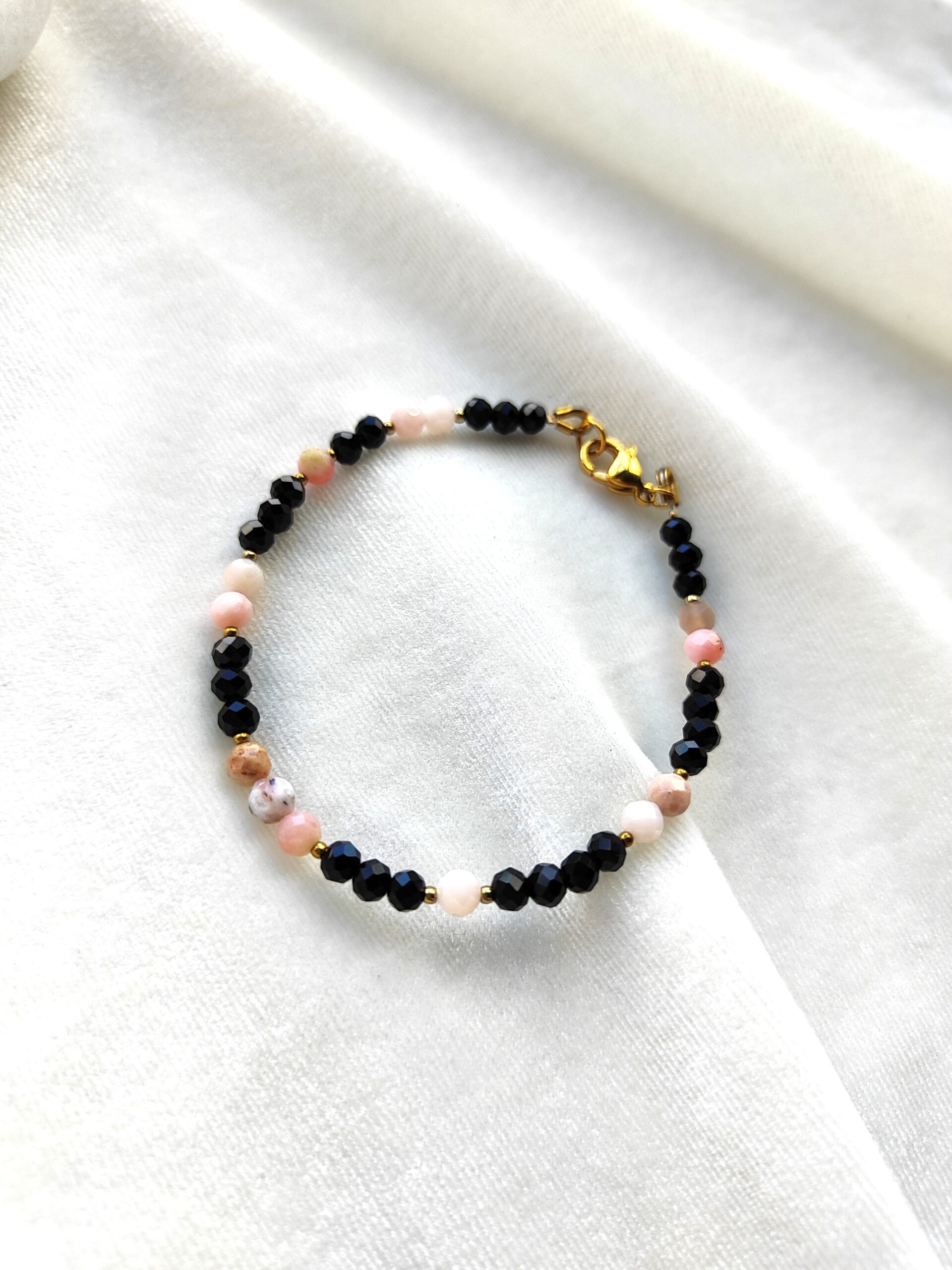 Opalo ir špinelio apyrankė