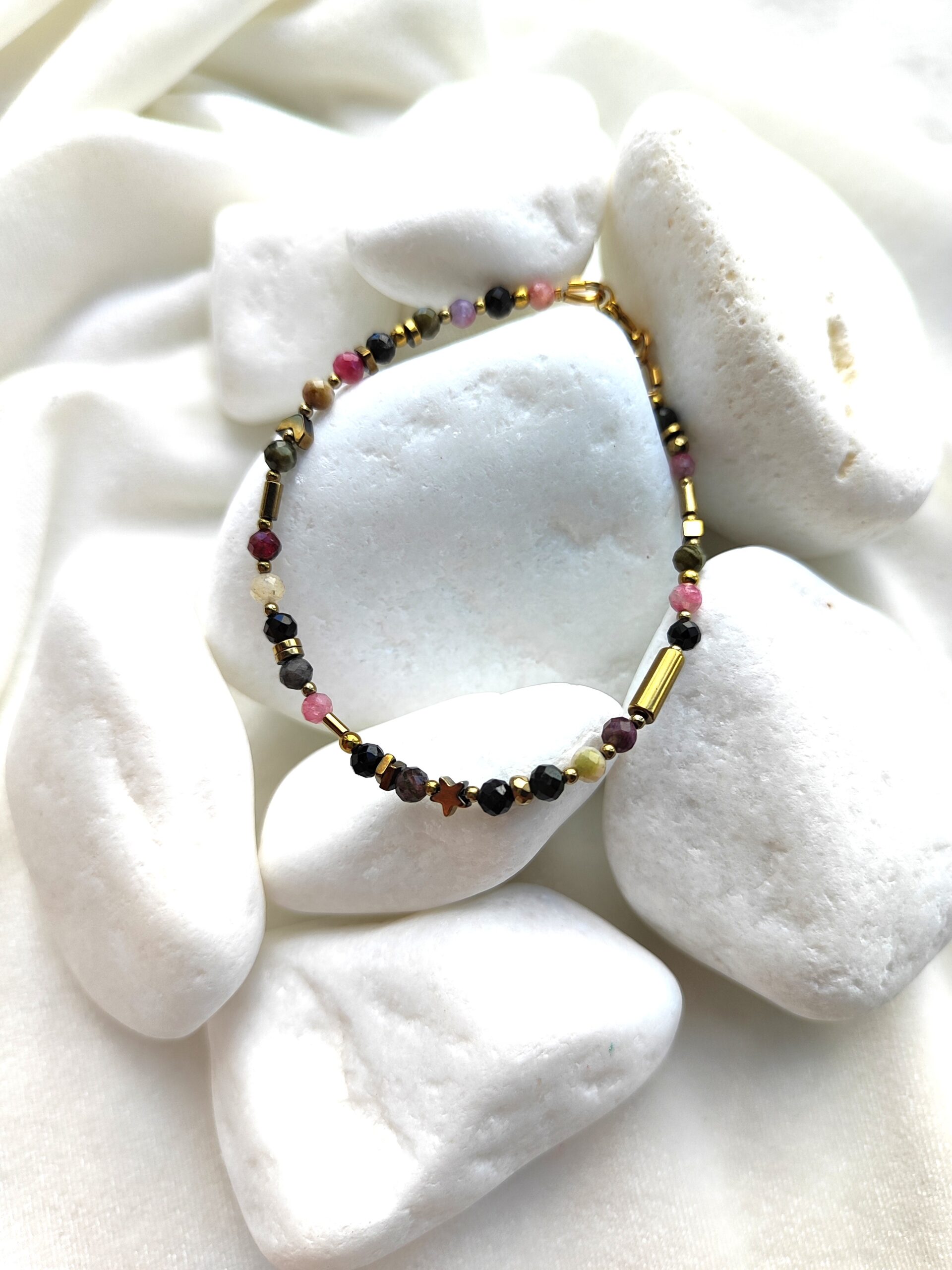 Daugiaspalvio turmalino apyrankė