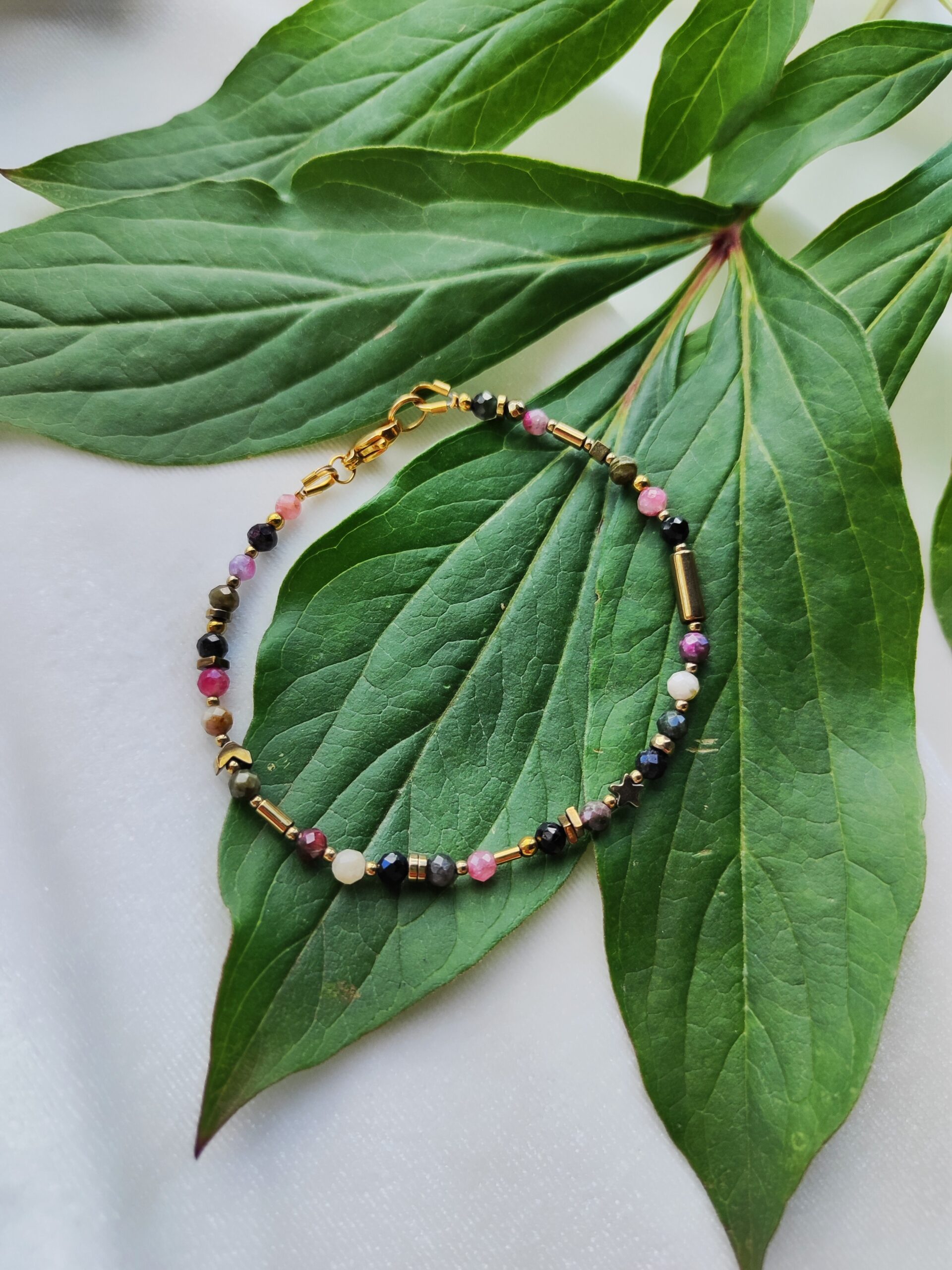 Daugiaspalvio turmalino apyrankė