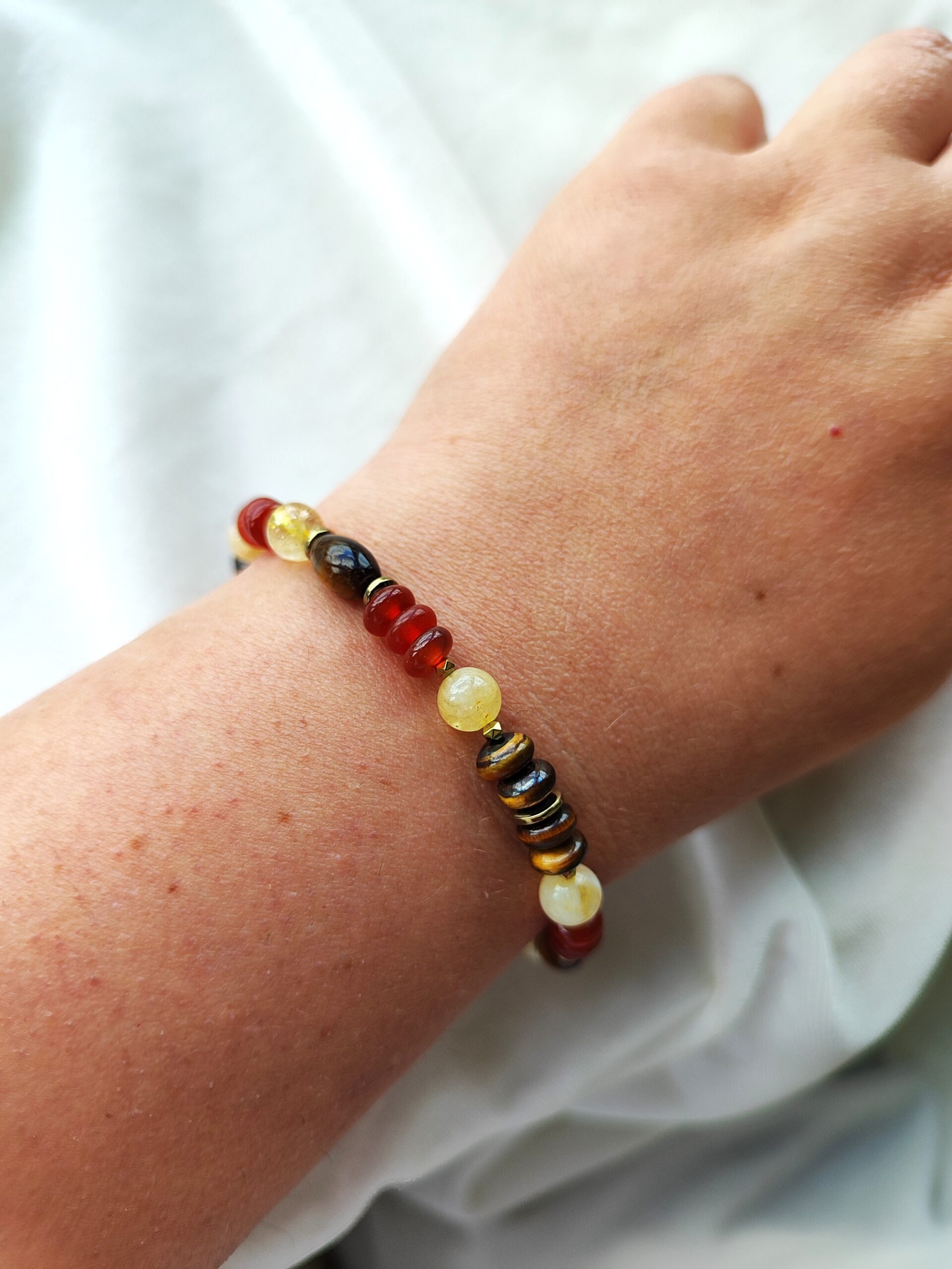 Natūralių akmenų apyrankė