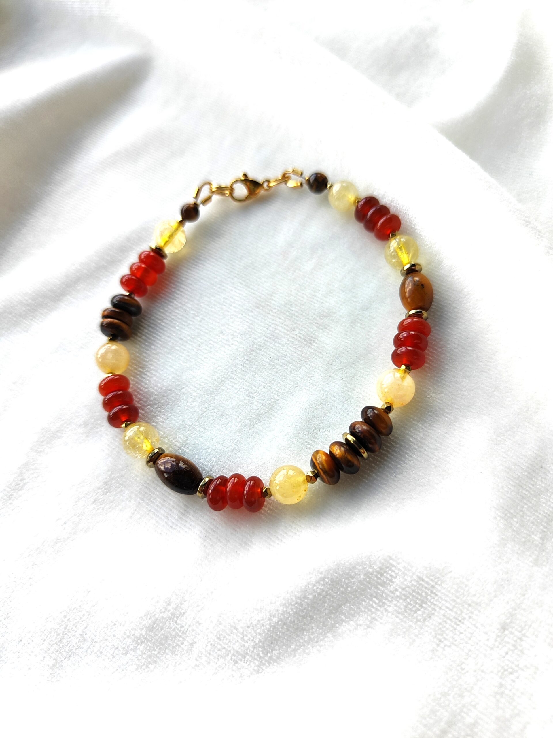 Natūralių akmenų apyrankė