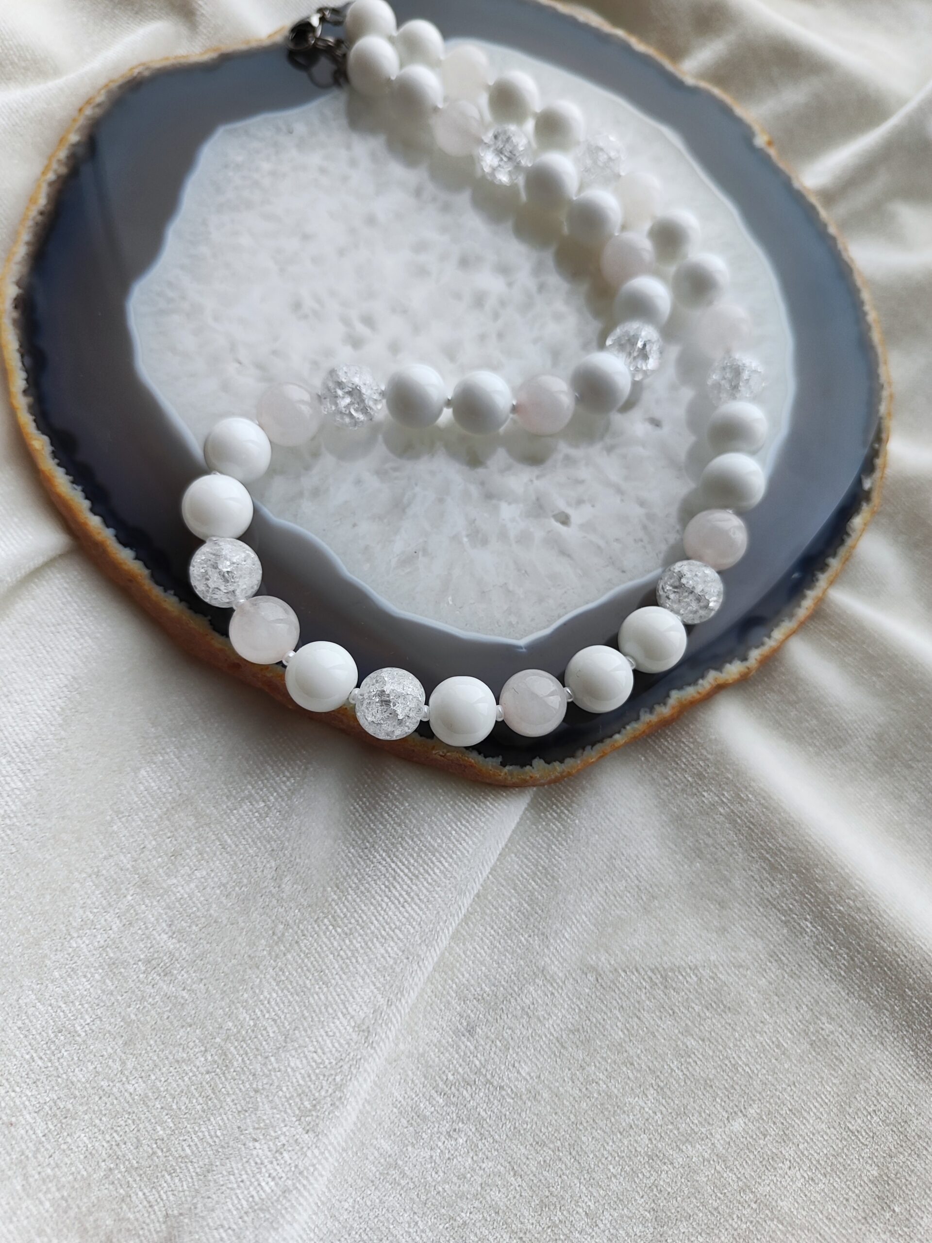 Šviesus akmenukų vėrinys