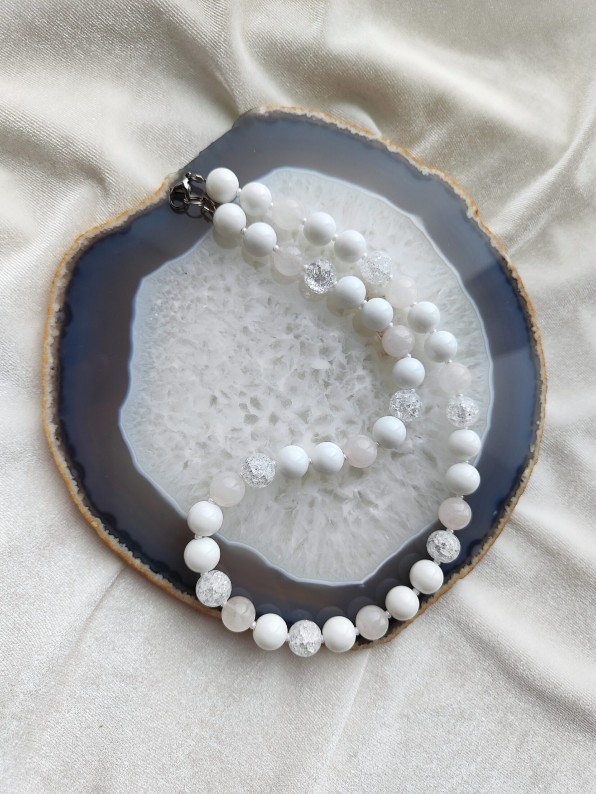 Šviesus akmenukų vėrinys