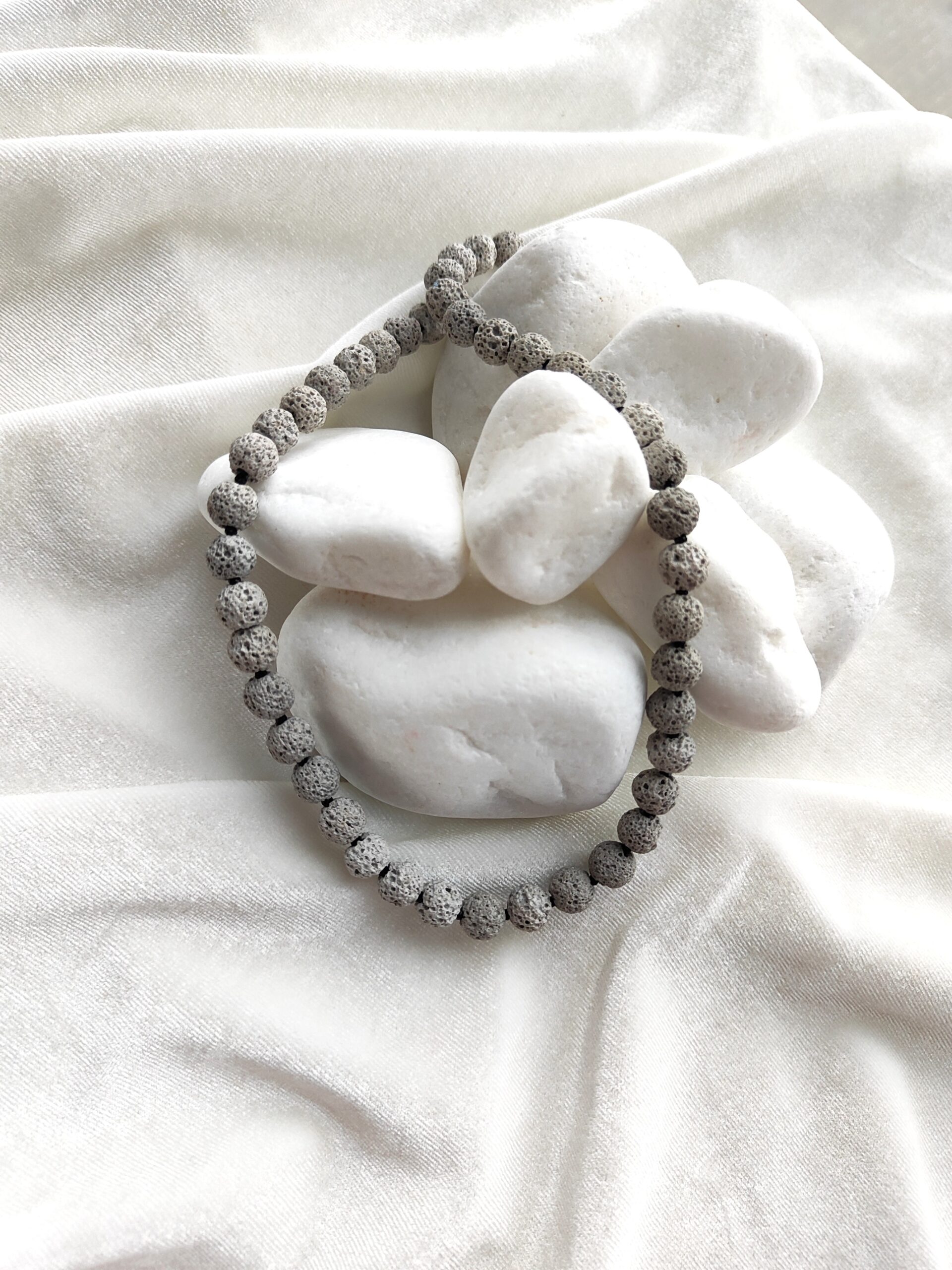 Pilkos spalvos vėrinys