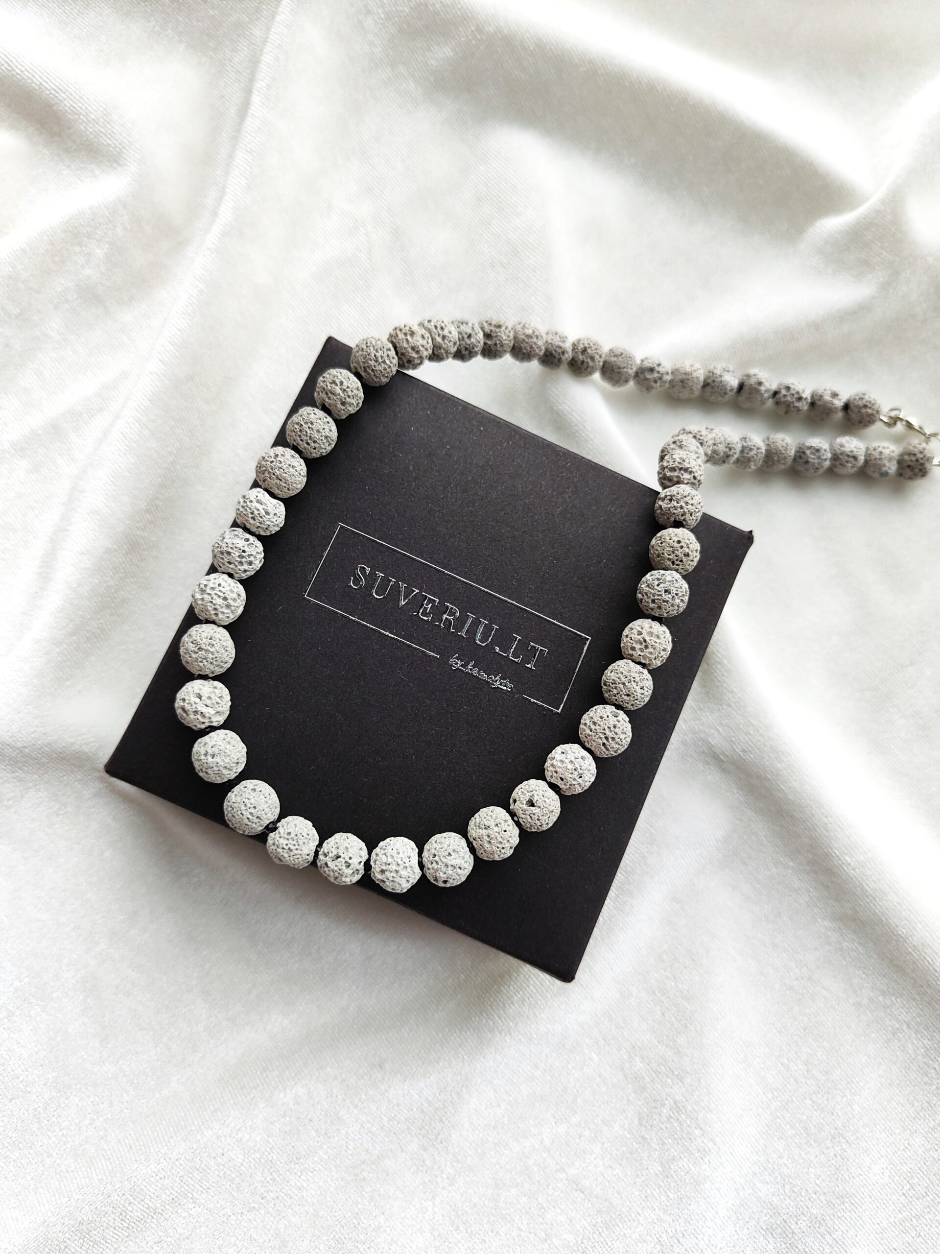 Pilkos spalvos vėrinys