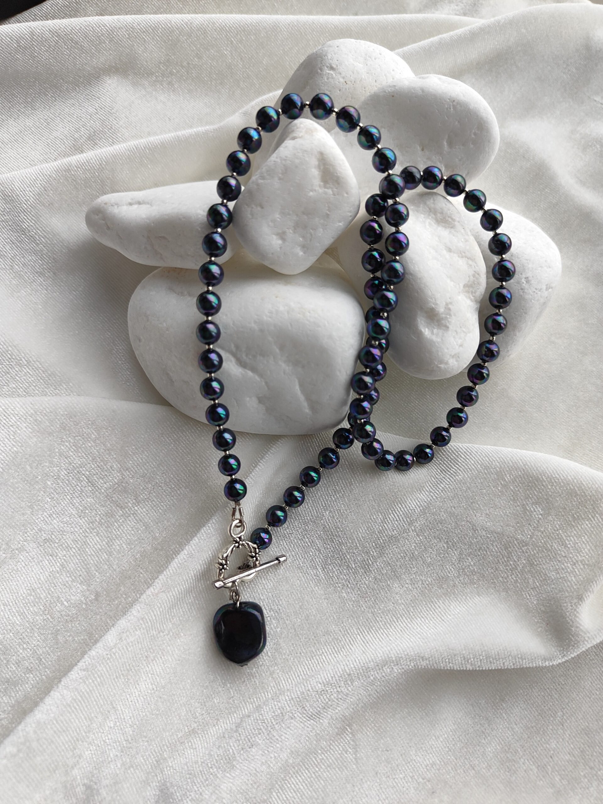 Pilkas perlų vėrinys