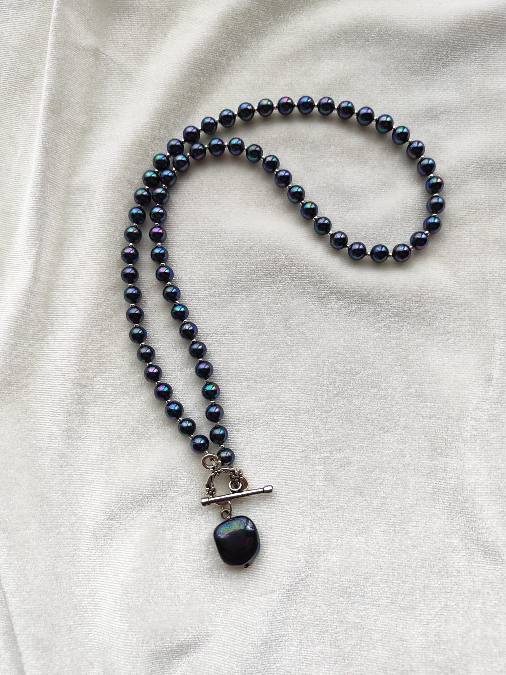 Pilkas perlų vėrinys