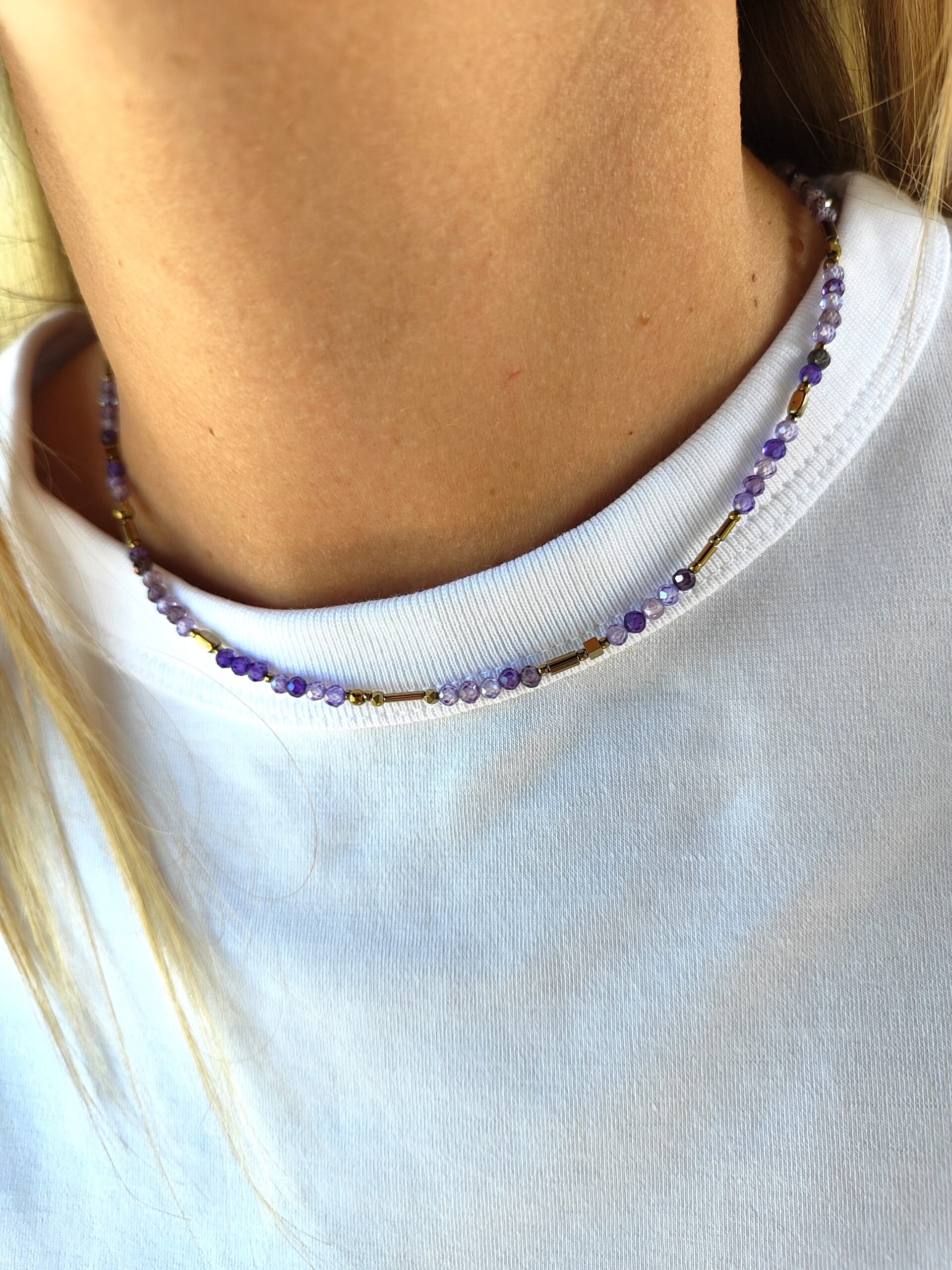 Violetinės spalvos cirkonio vėrinys