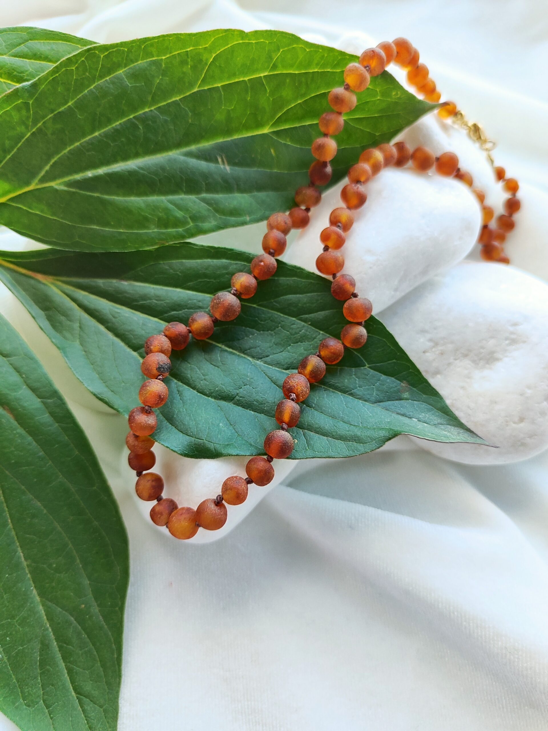 Tamsiai rudos spalvos gintaro vėrinys