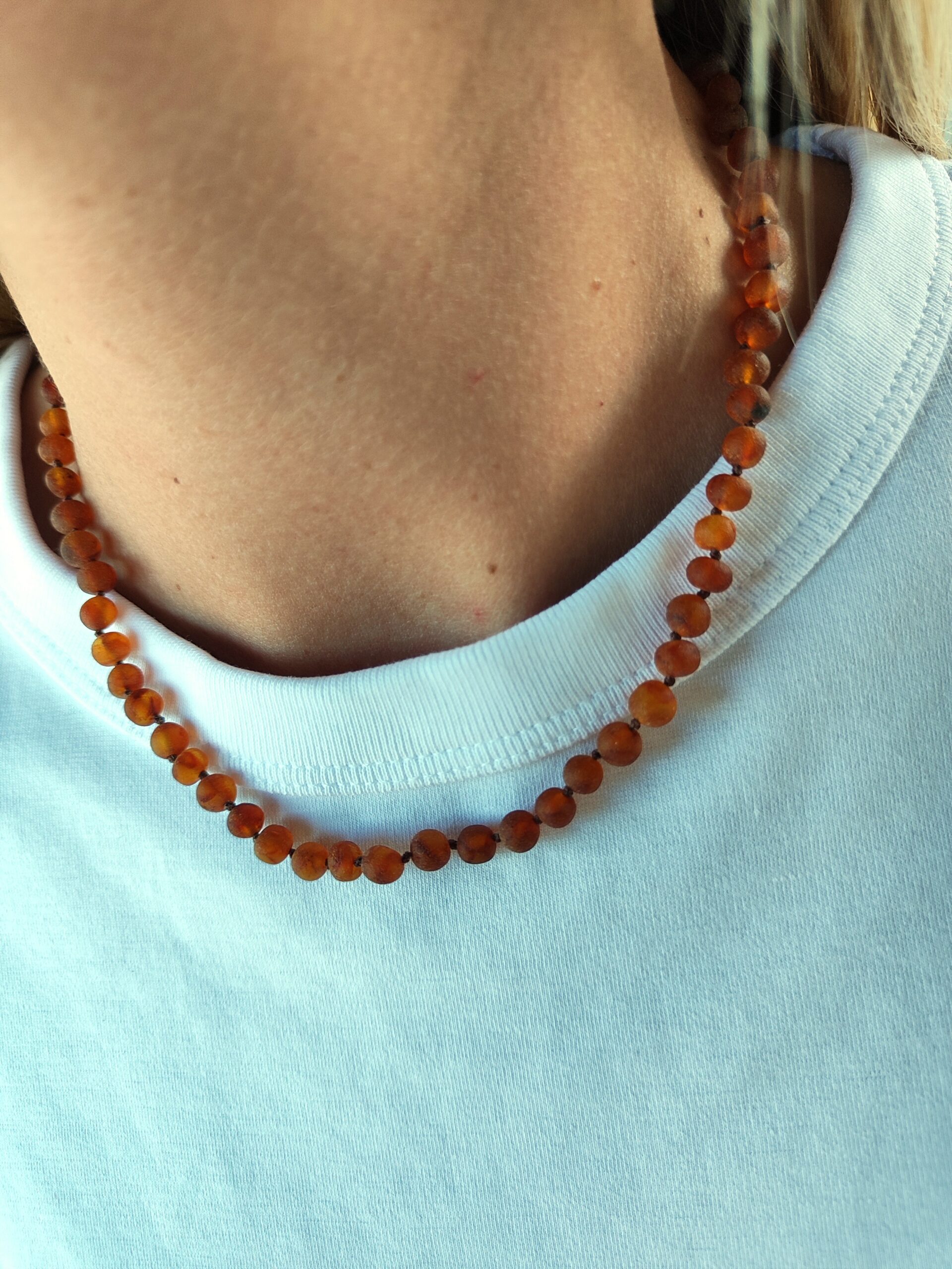 Tamsiai rudos spalvos gintaro vėrinys - Image 2