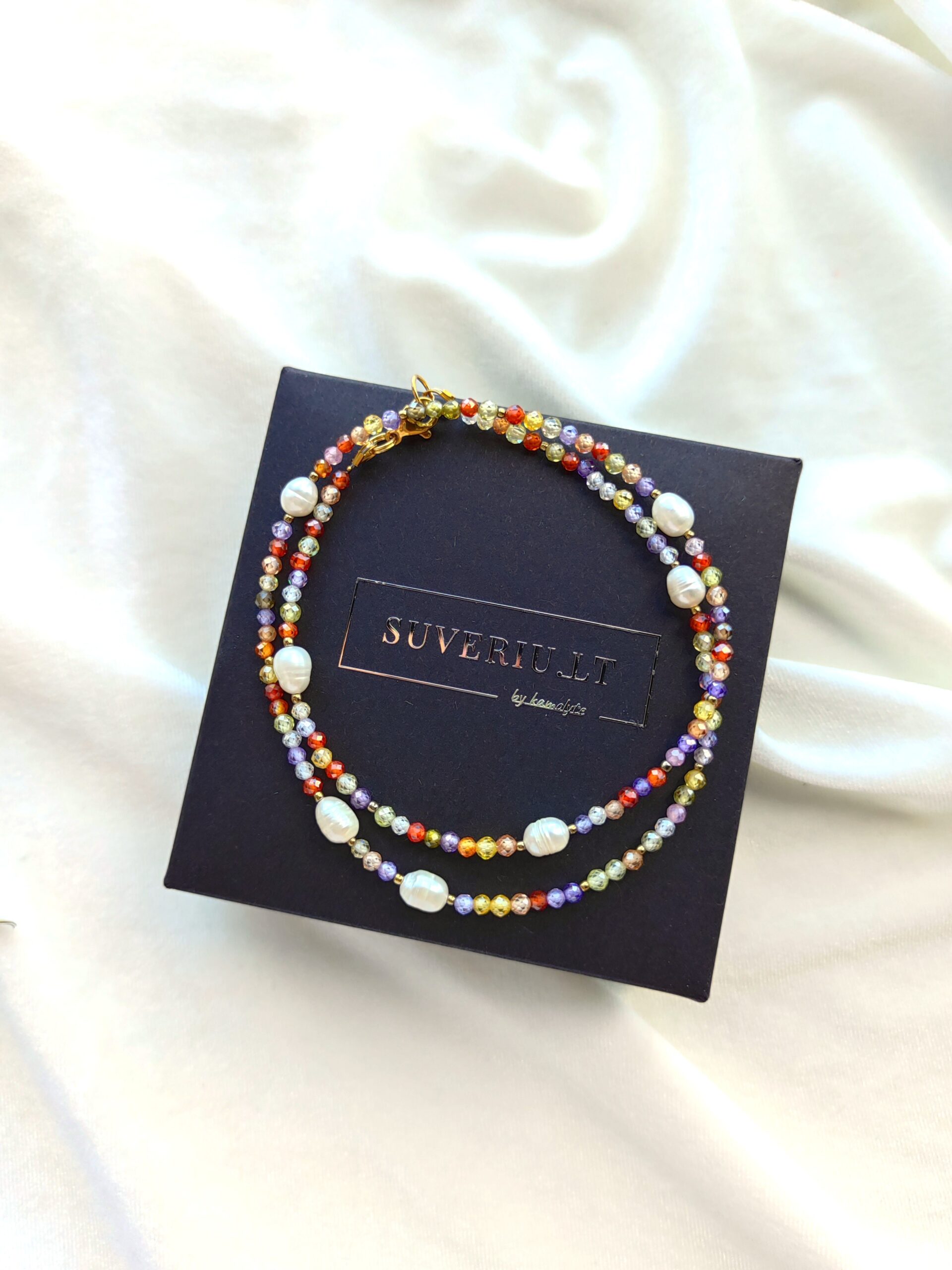 Spalvoto cirkonio vėrinys su upiniais perlais