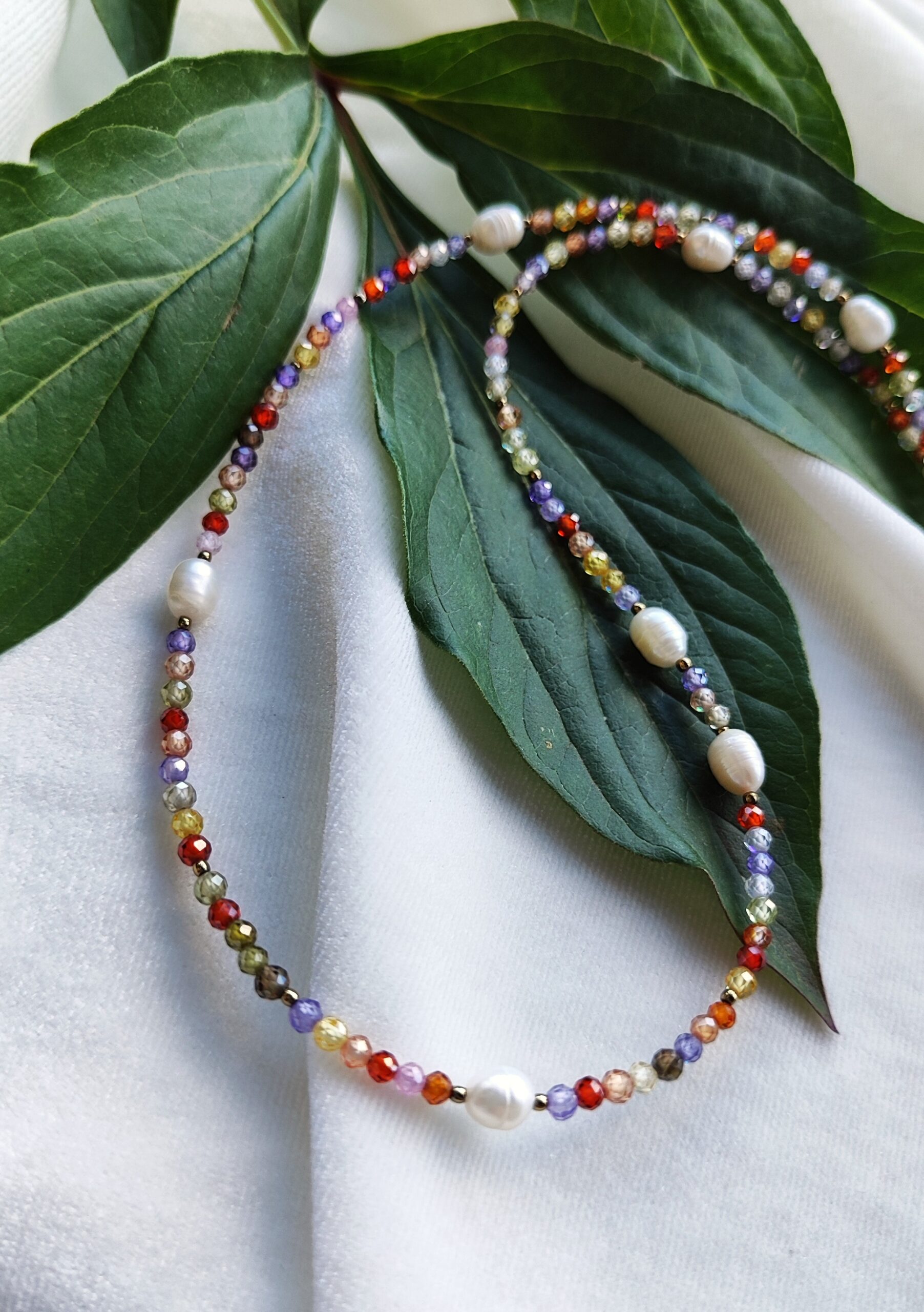 Spalvoto cirkonio vėrinys su upiniais perlais