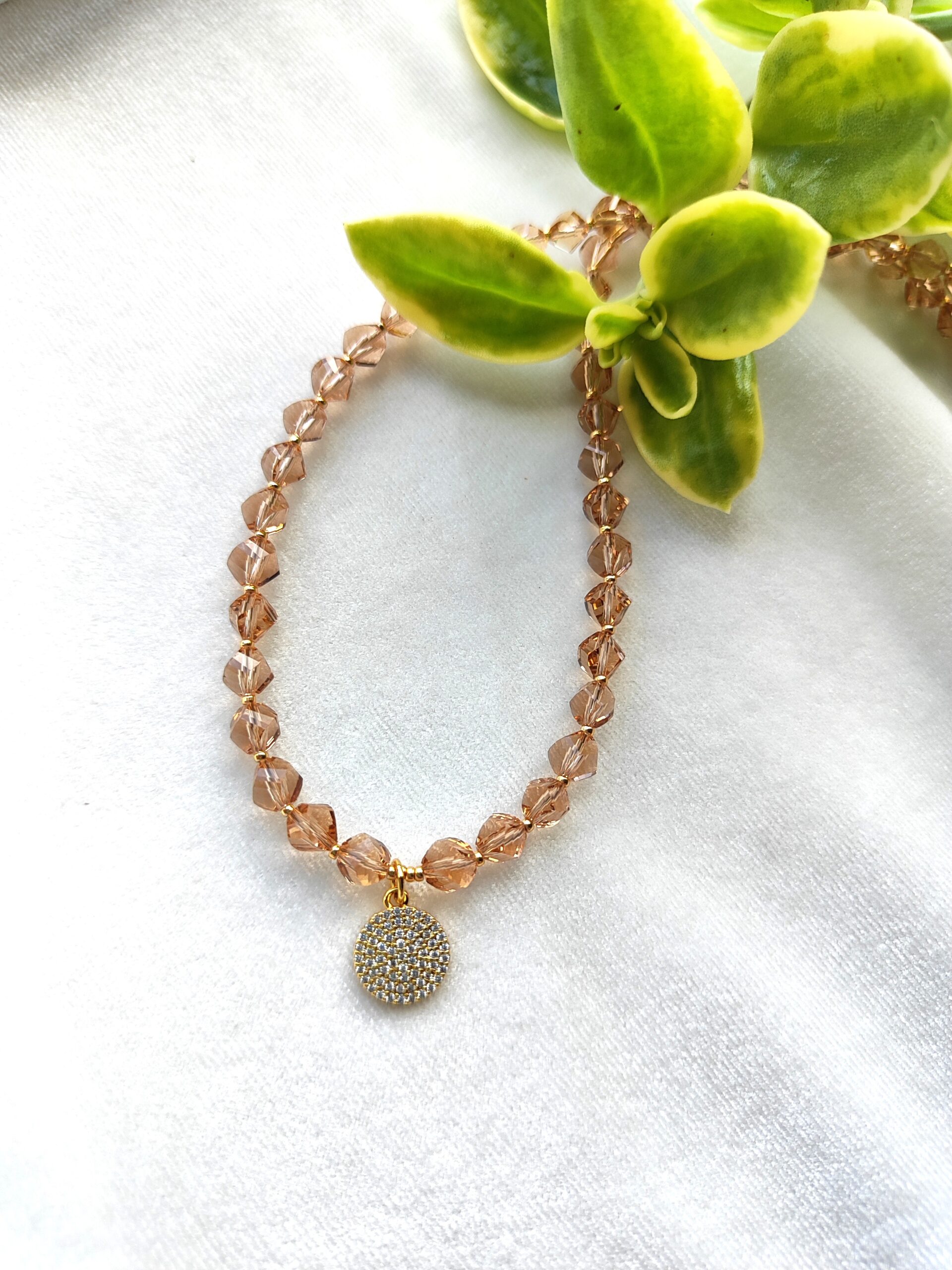 Rusvos spalvos kristalų vėrinys