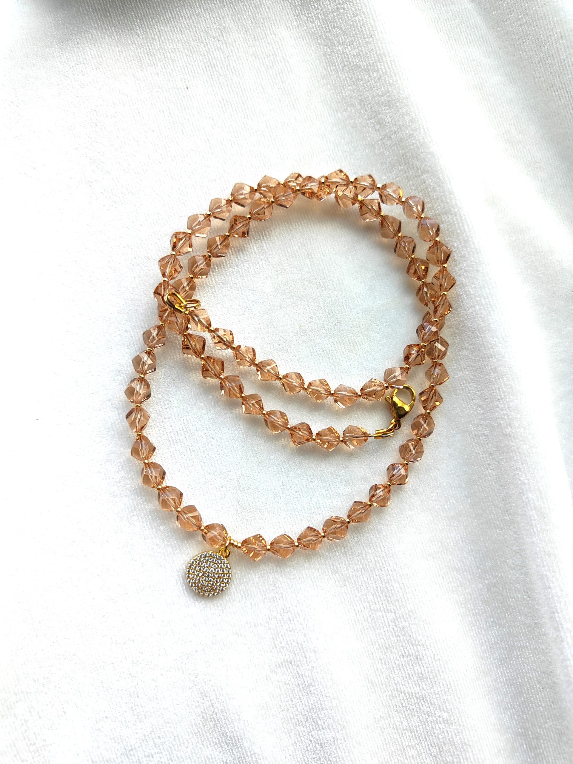 Rusvos spalvos kristalų vėrinys