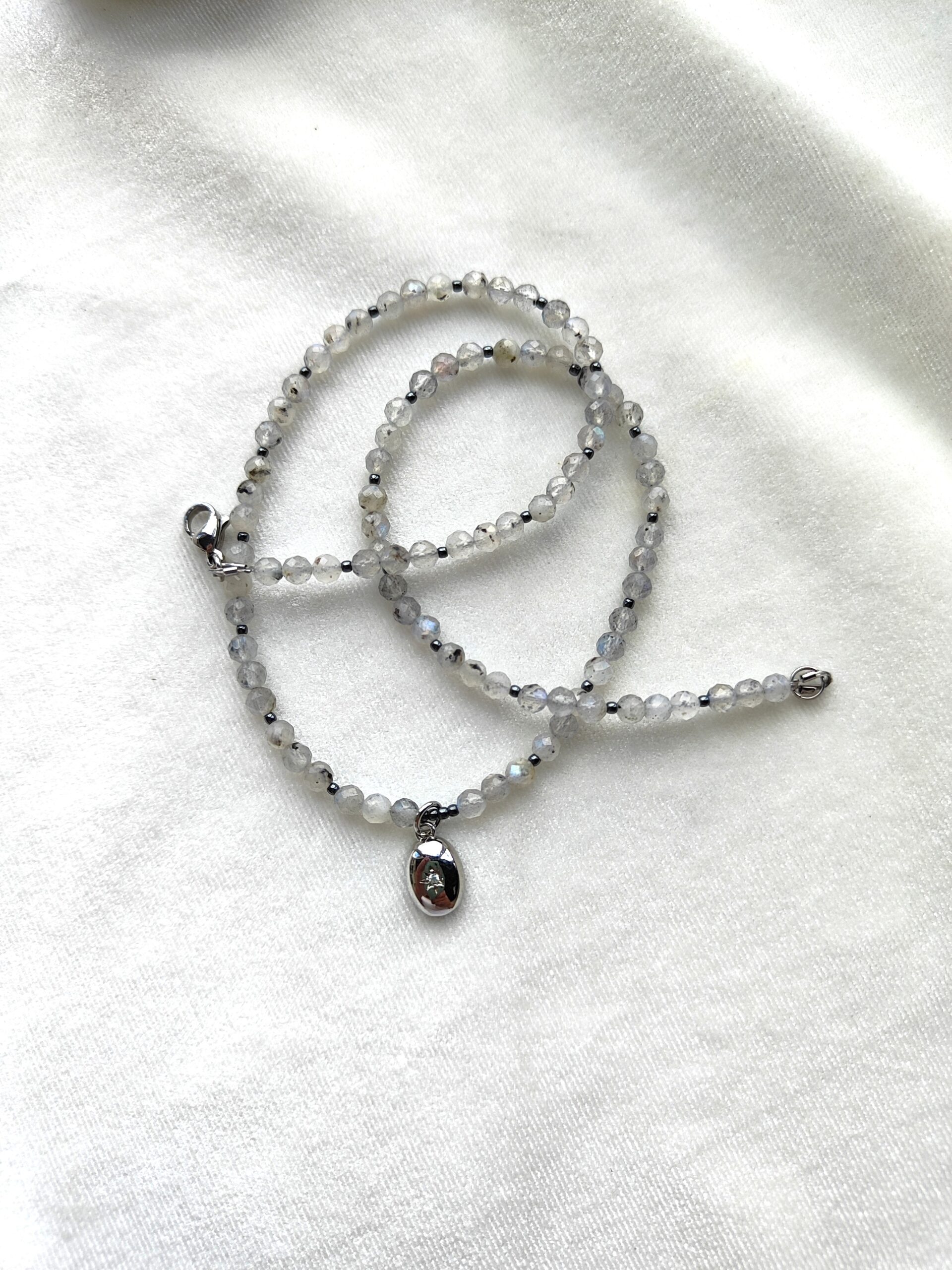 Labradorito vėrinys