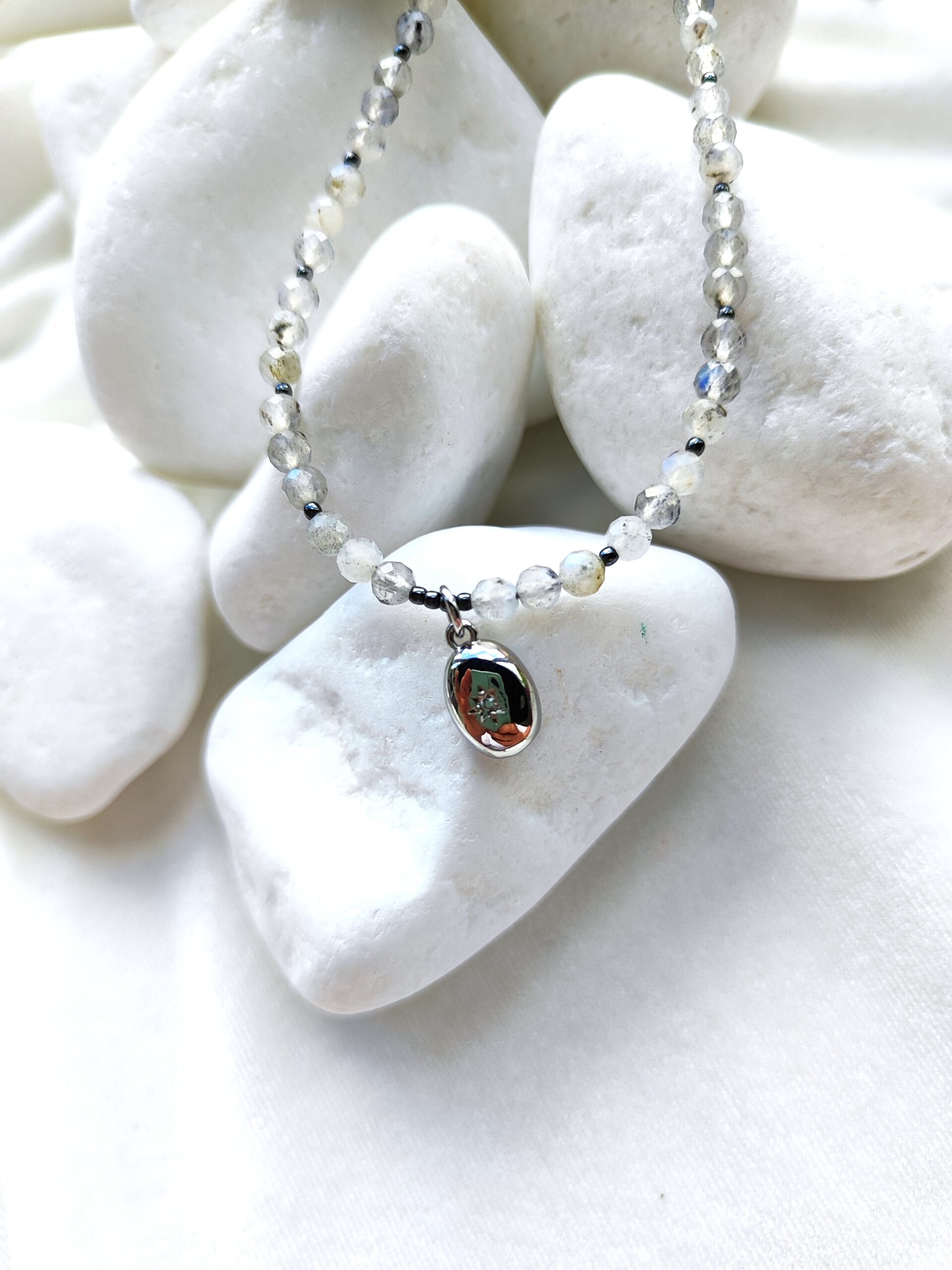 Labradorito vėrinys