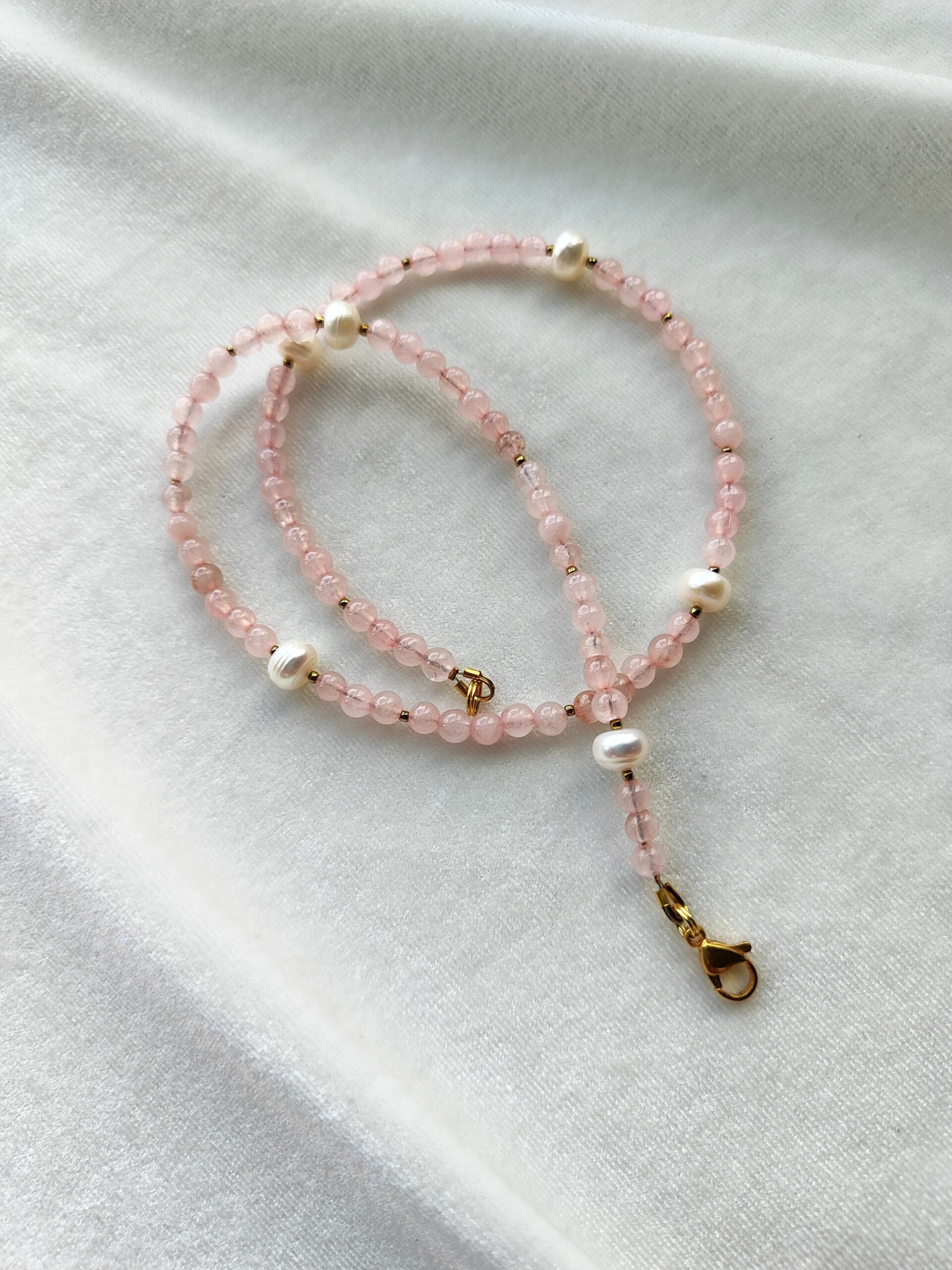 Rožinio kvarco ir perlų vėrinys