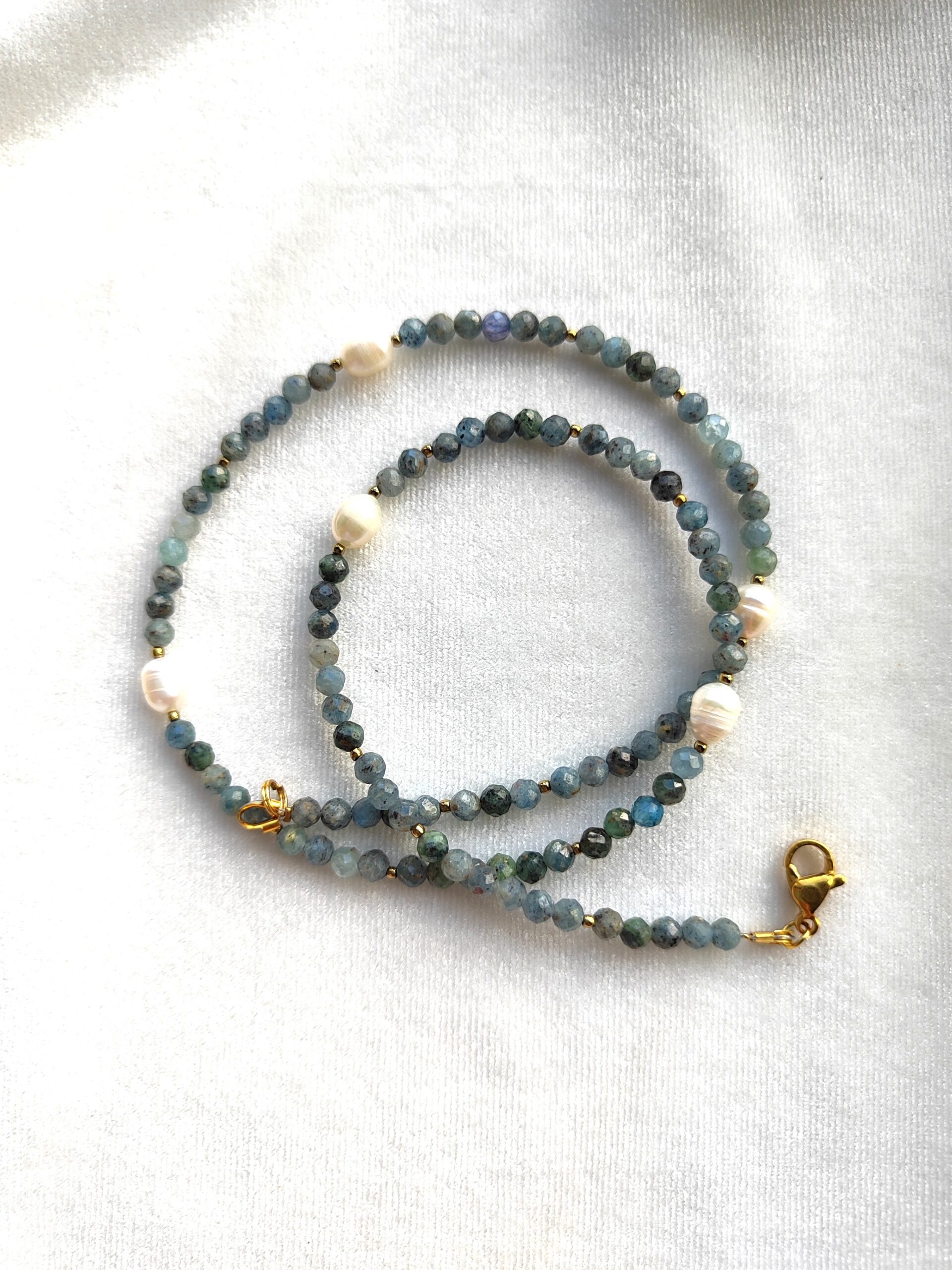 Kianito ir perlų vėrinys