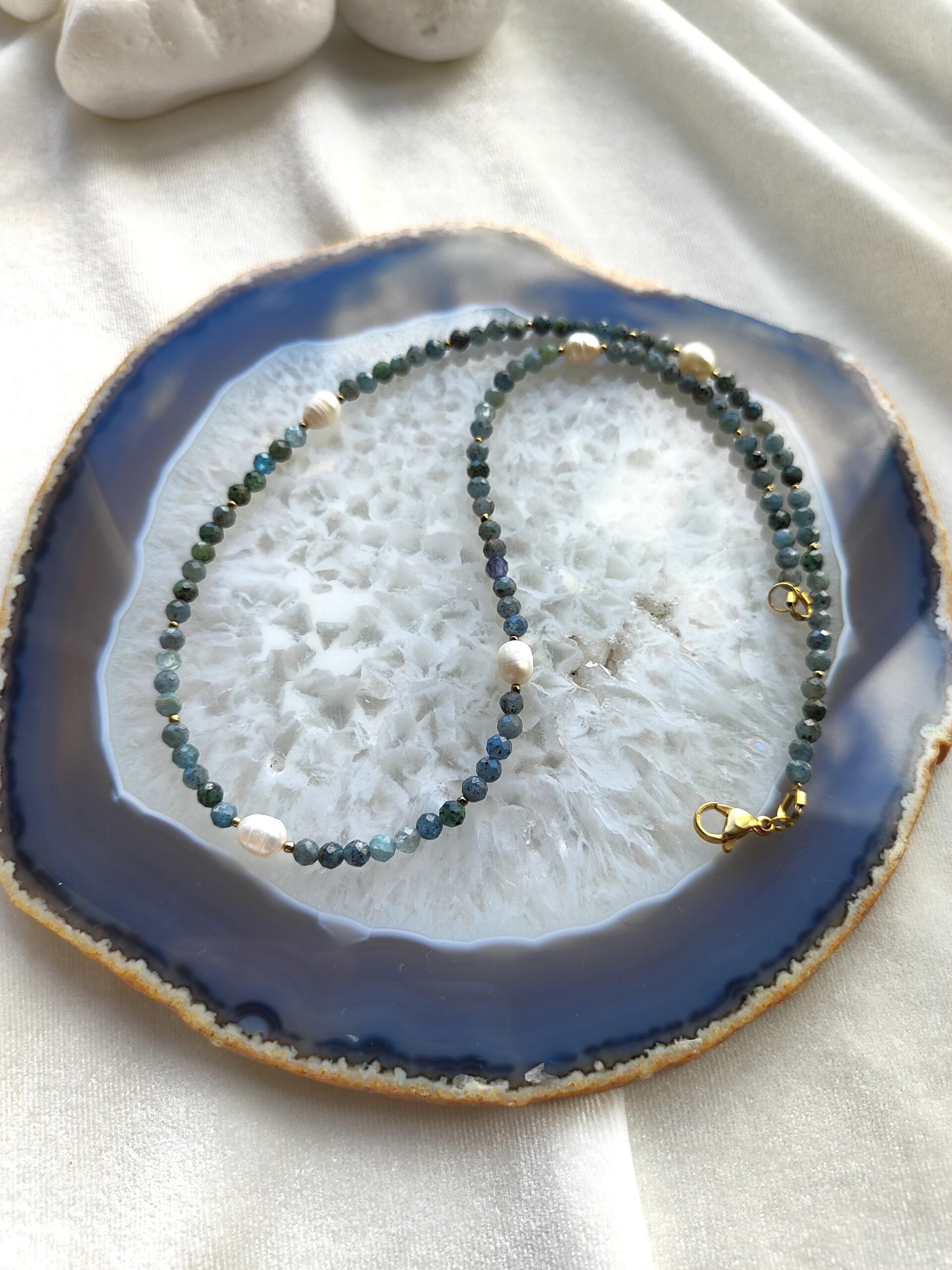 Kianito ir perlų vėrinys