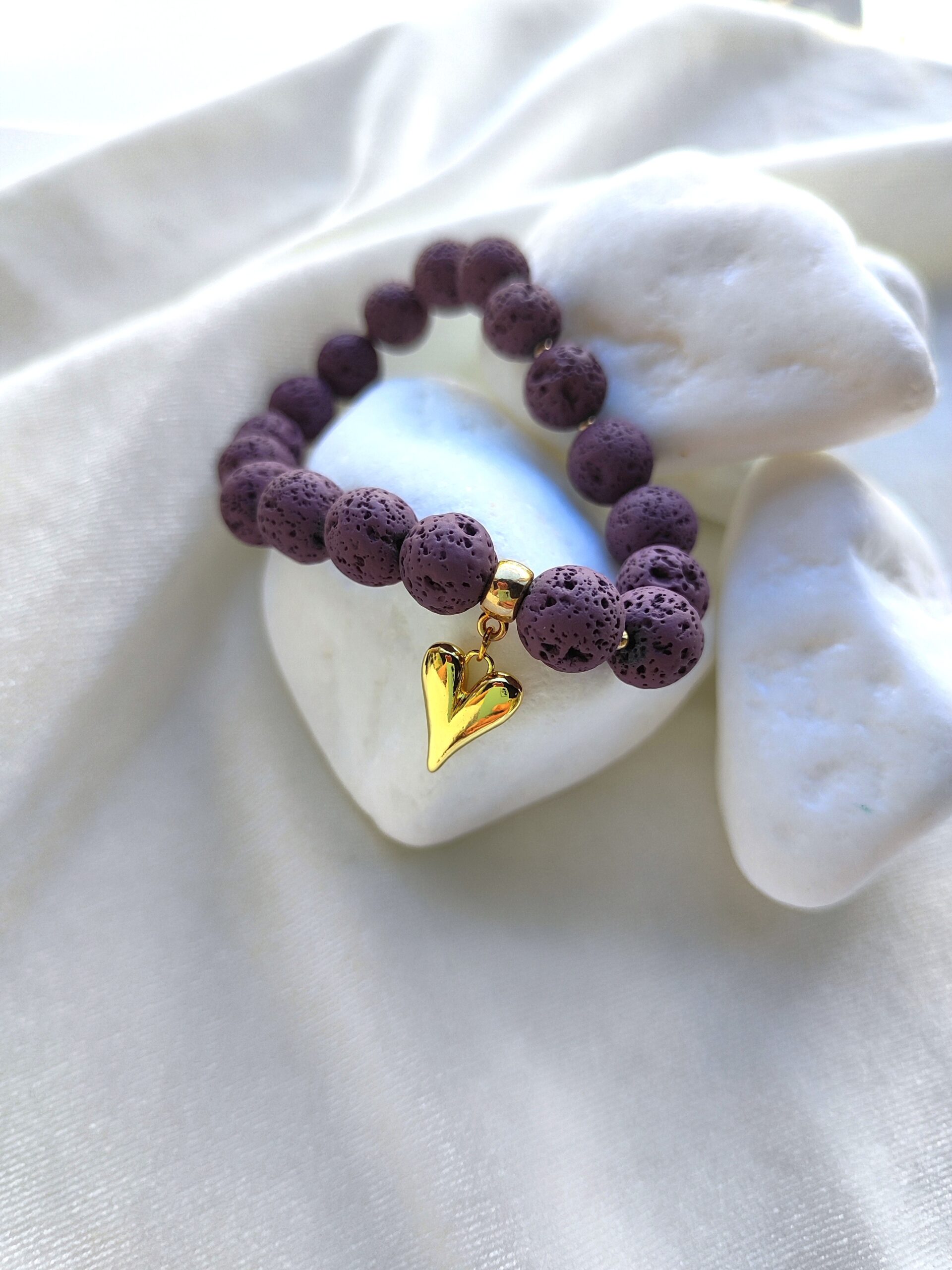 Violetinės spalvos lavos apyrankė su pakabuku